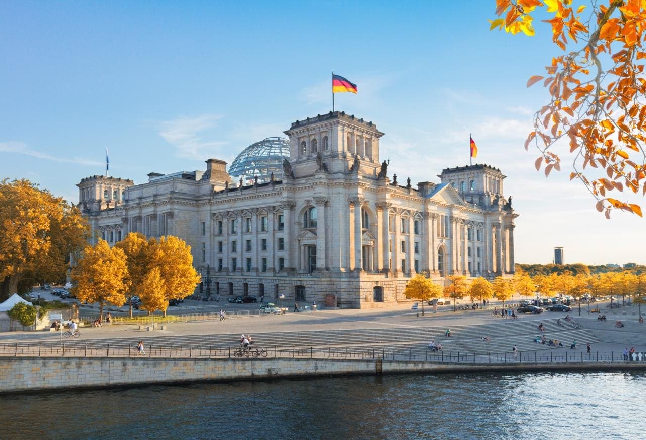 Cover Image for Ampel-Koalition strebt 15 Millionen reine E-Autos bis 2030 an