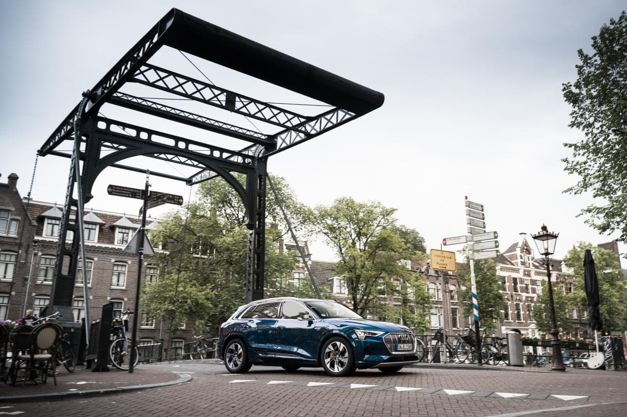 Cover Image for Aus für den Audi e-tron! Er wird zum Audi Q8 e-tron