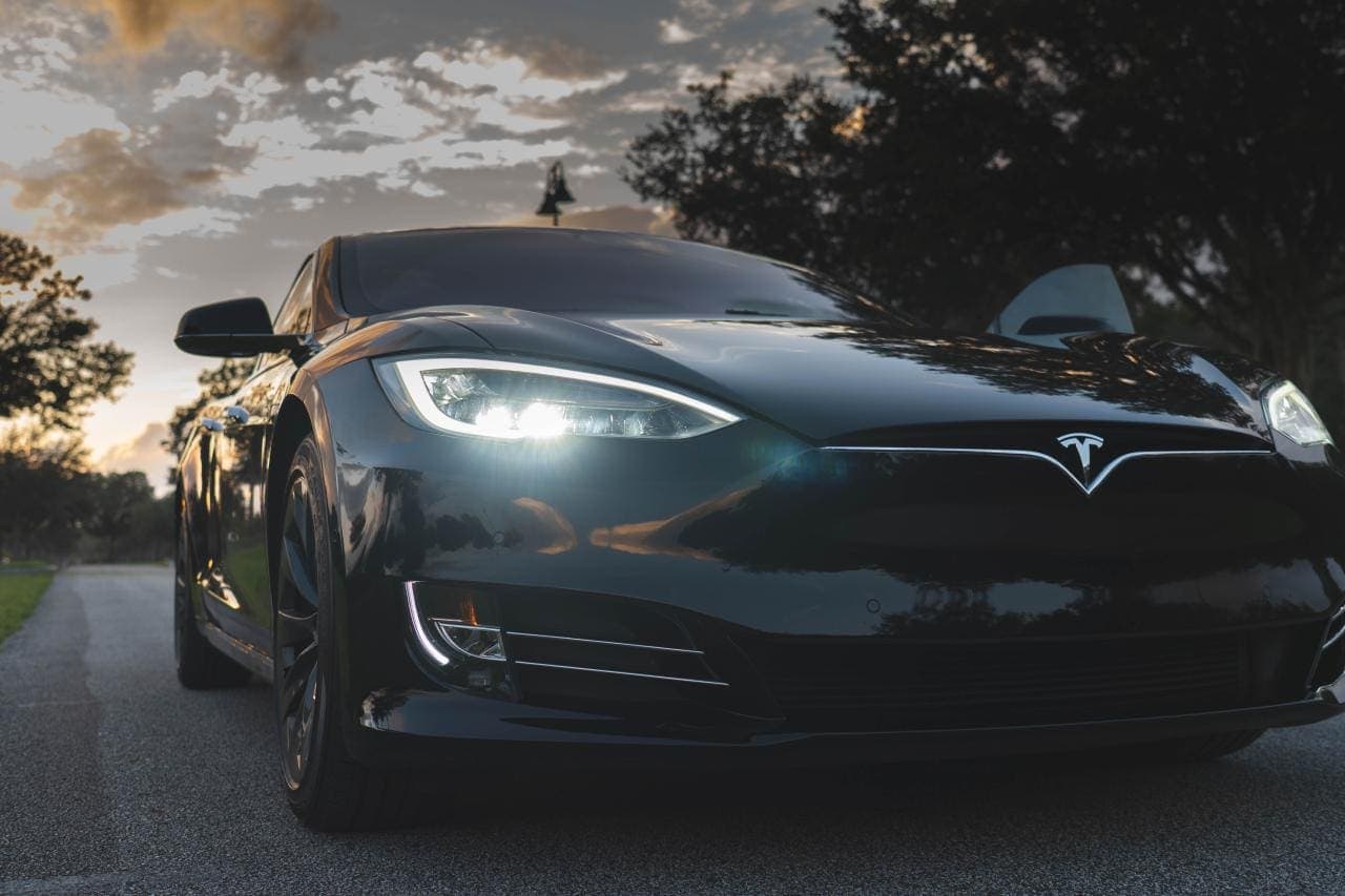 Cover Image for Tesla übertrifft Erwartungen und liefert im Q4/2021 308.600 E-Autos aus