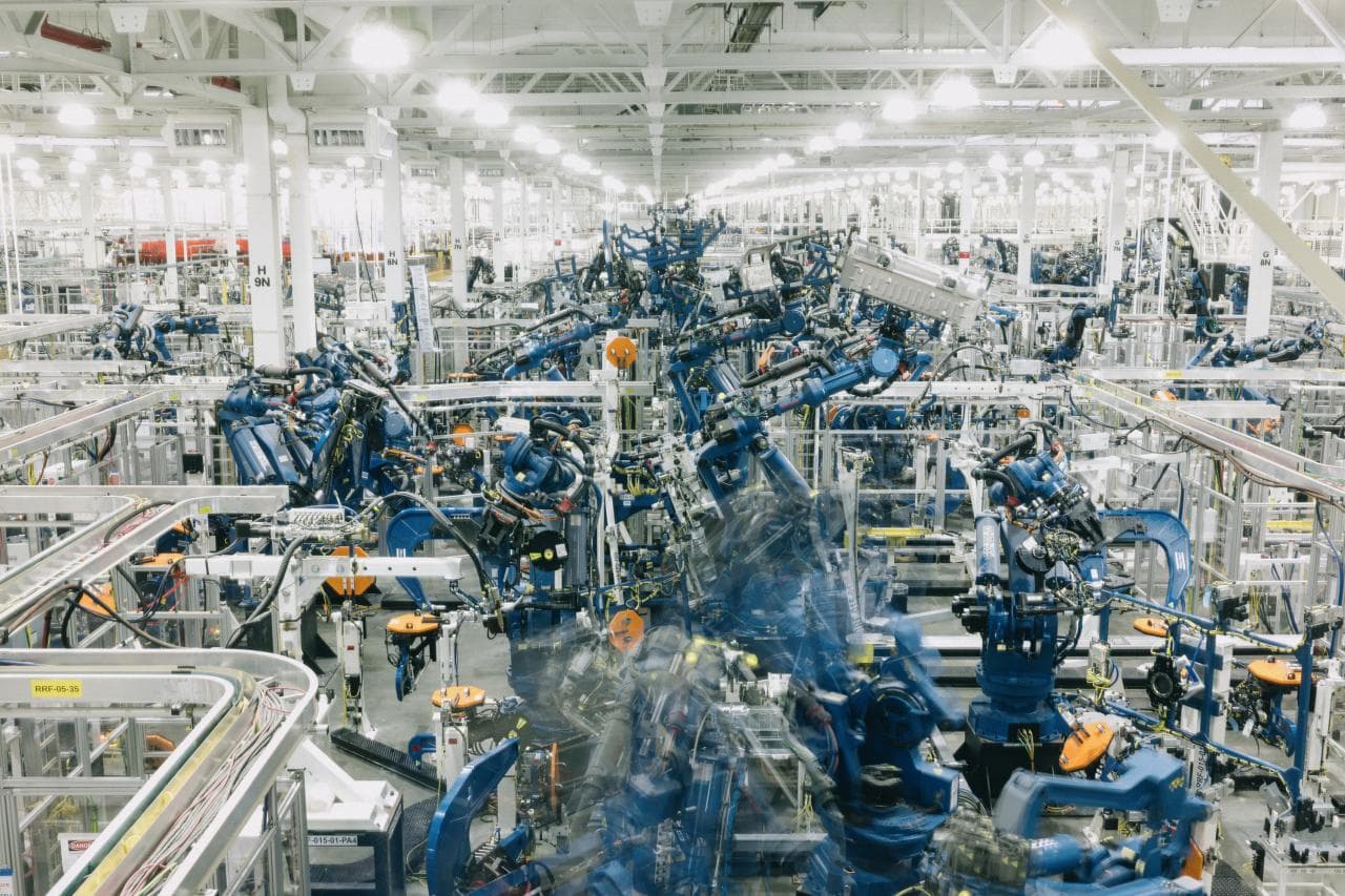Cover Image for Rivian holt sich für Produktionshochlauf Unterstützung aus Europa