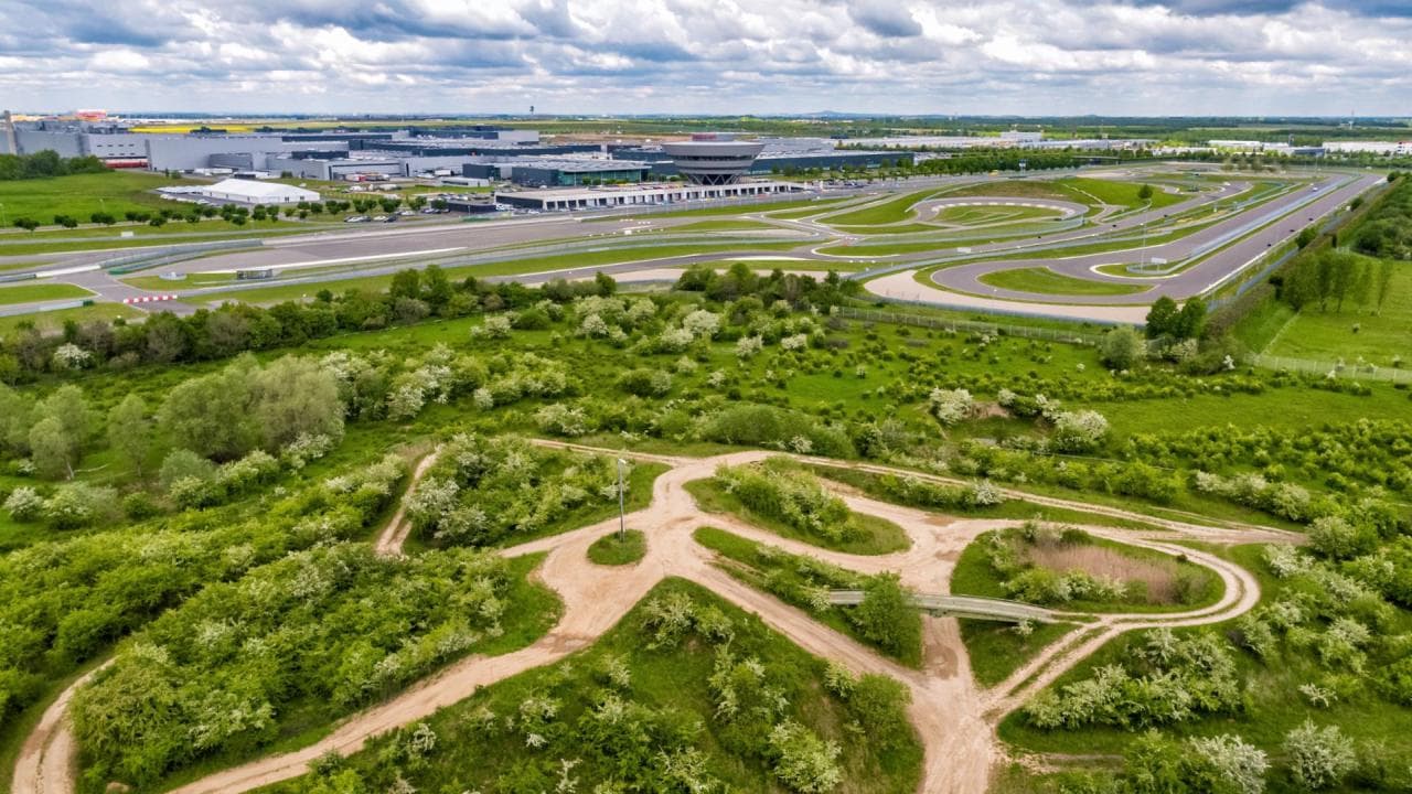 Cover Image for Porsche in Leipzig: Eco-Roboter und Honigbienen