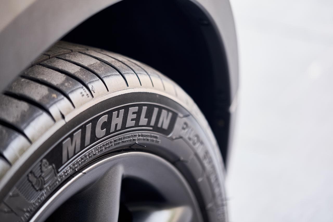 Cover Image for Nachhaltige Reifen: „Ab 2024 stecken in unseren Reifen 12,5 PET-Flaschen und 146 Joghurt-Becher“