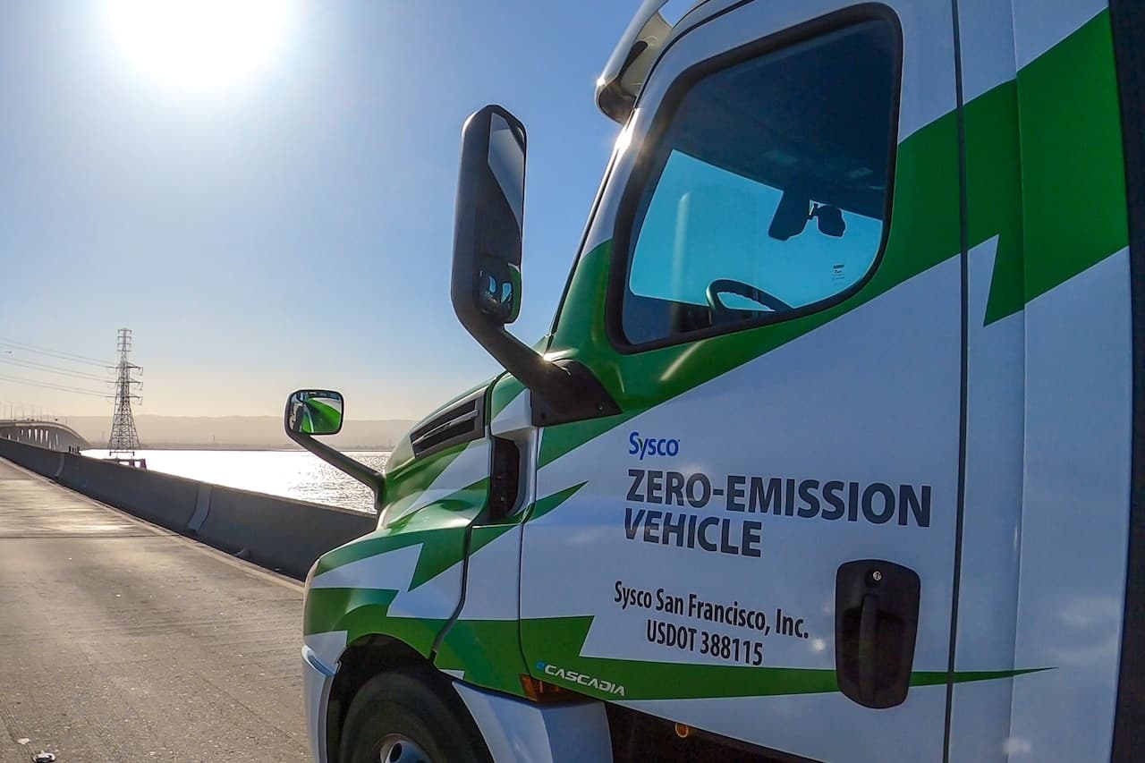 Cover Image for Daimler Truck liefert bis zu 800 E-Lkw an US-Lebensmittellieferanten