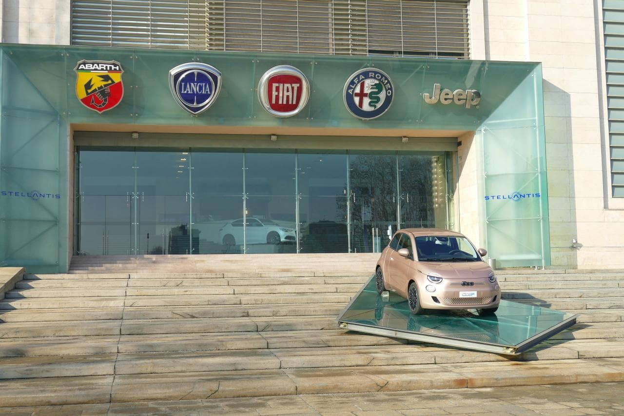 Cover Image for Stellantis investiert 2,7 Milliarden Euro in Werksumbauten, Batteriewerk und Forschungszentrum in Kanada