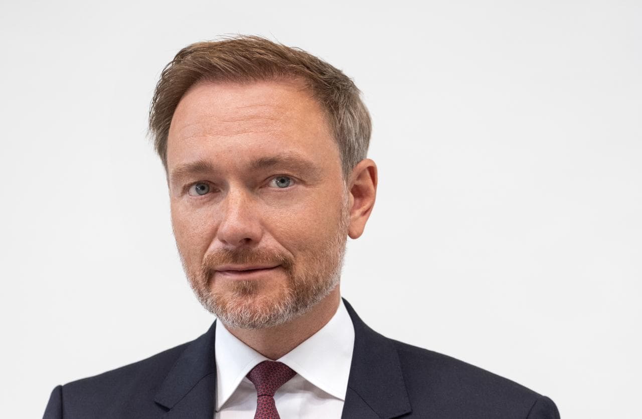 Cover Image for Lindner beharrt auf E-Fuels statt komplettem Verbrenner-Aus ab 2035