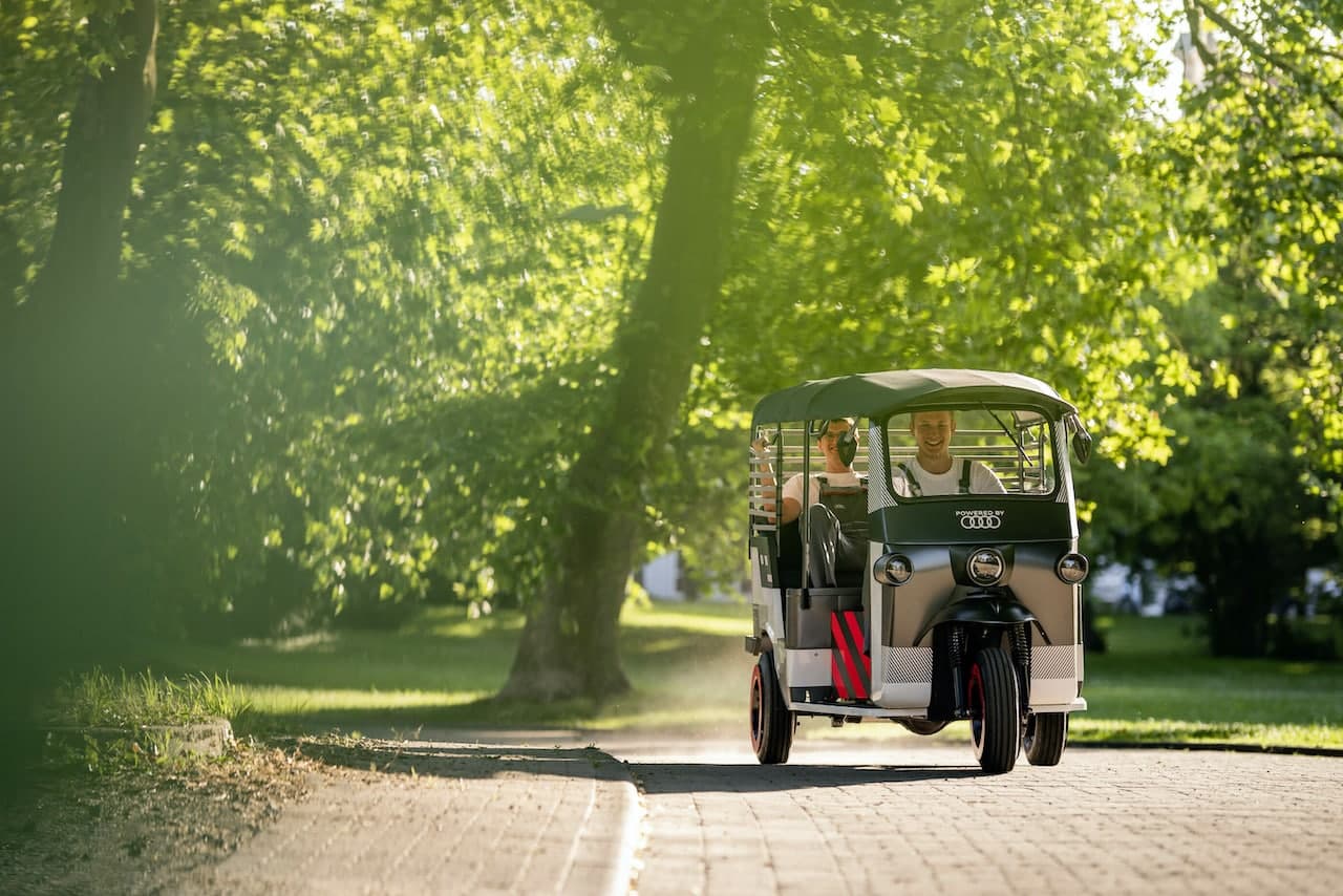 Cover Image for Audi erprobt Second-Life-Akkus in Elektro-Rikschas in Indien