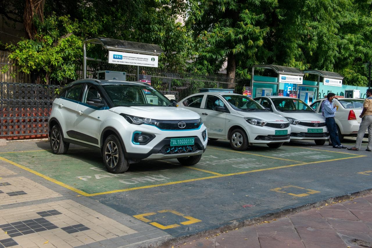Cover Image for Indiens größter Autohersteller verbannt Diesel- und Benzinmotoren