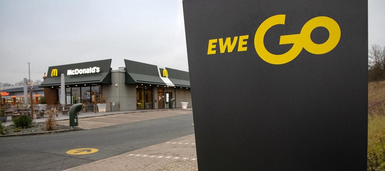 Cover Image for EWE Go und McDonald’s nehmen 250. Ladesäule in Betrieb