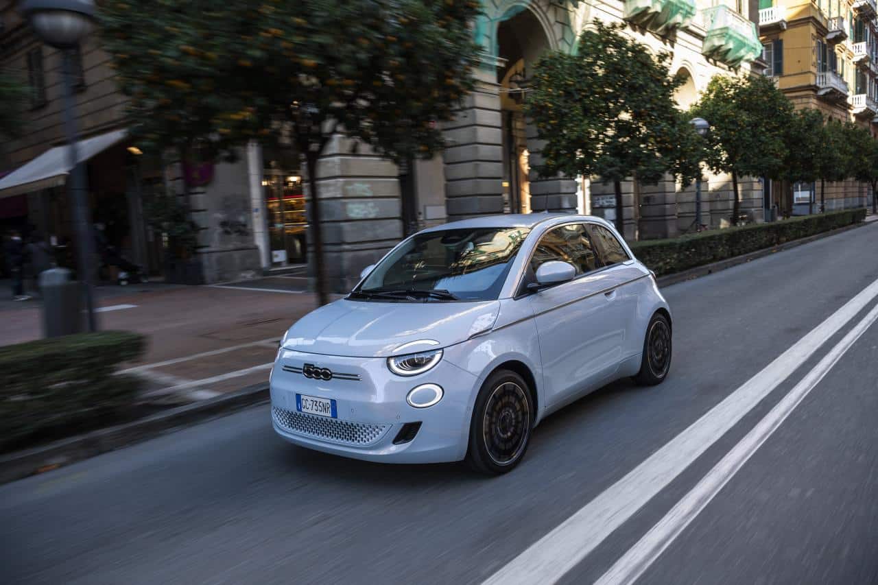 Cover Image for Fiat 500 e lässt erneut Tesla Model 3 und andere Stromer hinter sich zurück