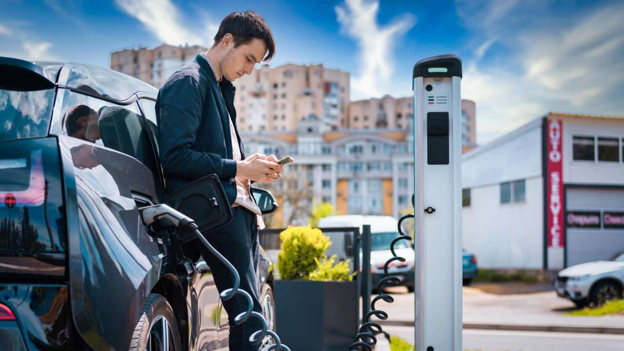 Cover Image for VDA fordert bessere Rahmenbedingungen für E-Fuels und E-Fahrzeug-Infrastruktur
