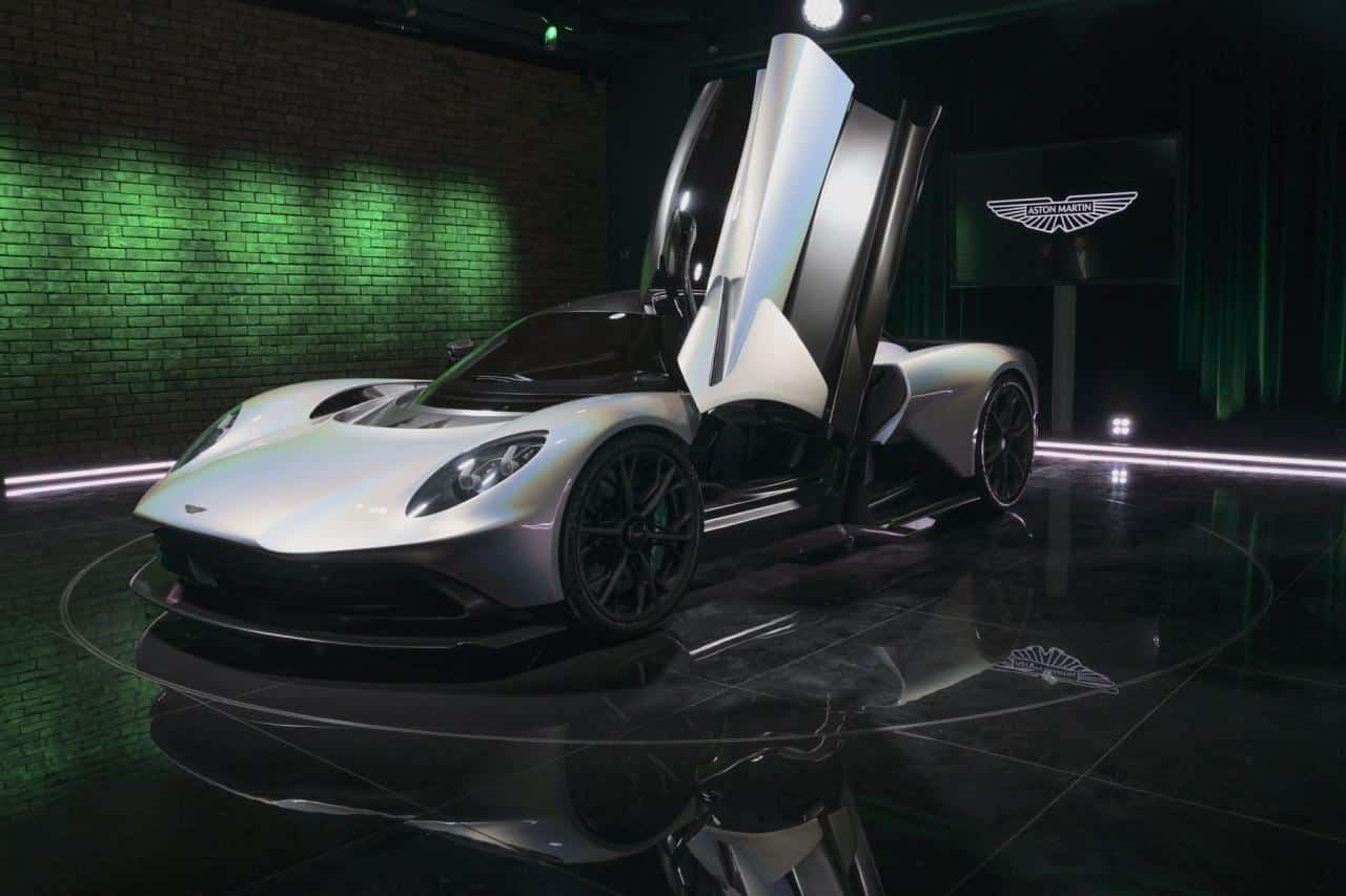 Cover Image for Aston Martin Valhalla präsentiert sich mit Formel-1-Gene