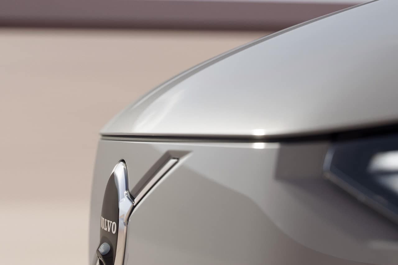Cover Image for Volvo teasert Design des E-Auto-Flaggschiffs EX90 an