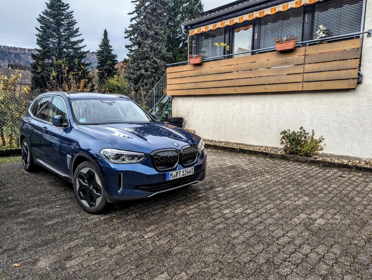 Cover Image for Elektroauto im Abo: Fazit nach einem Jahr BMW iX3 von FINN