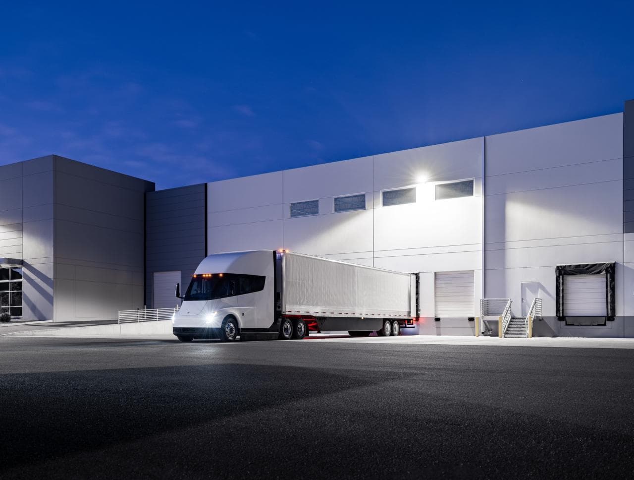 Cover Image for Tesla Semi: 800 km Reichweite mit Einsatz von drei E-Plaid-Motoren