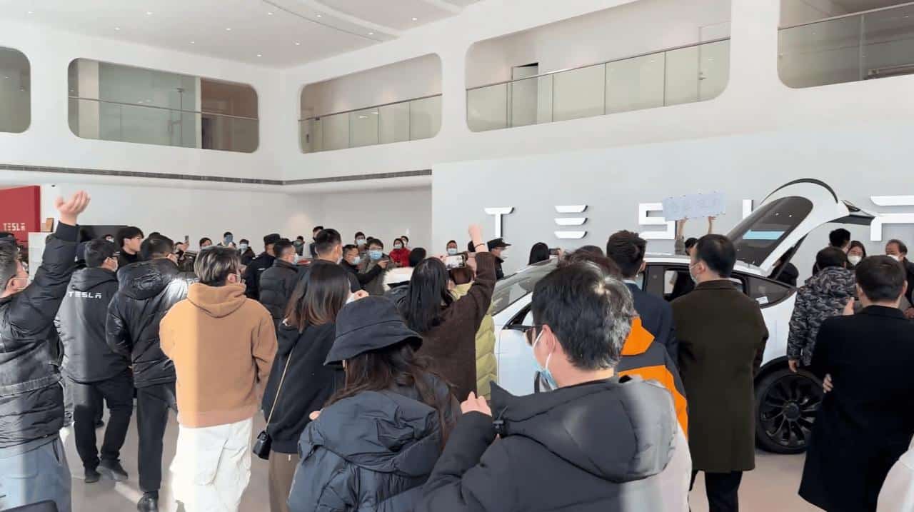 Cover Image for Tesla China: Nach Preiskürzungen kommt es zu massiven Protesten