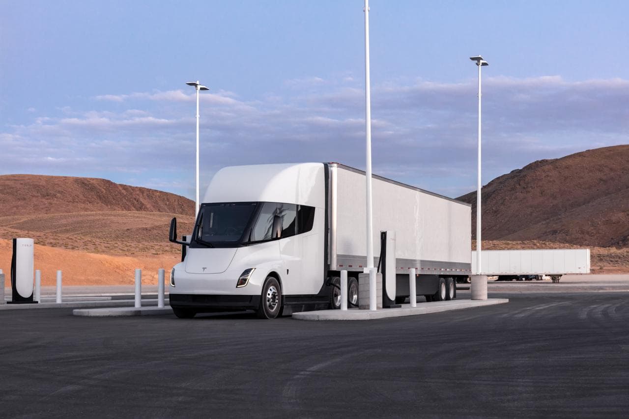Cover Image for Tesla wird in neuer Fabrik in Nevada Tesla Semi bauen