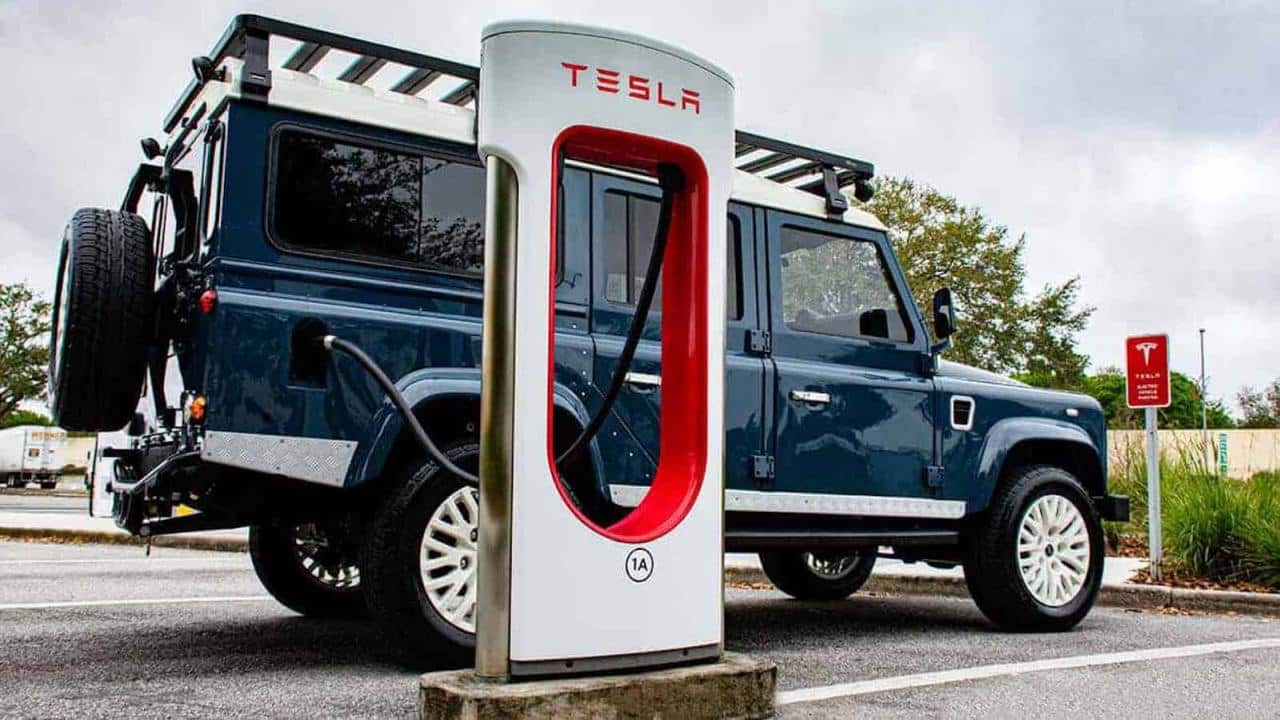 Cover Image for ECD: Land Rover Defender mit Tesla-Antrieb und Luxus-Ausstattung