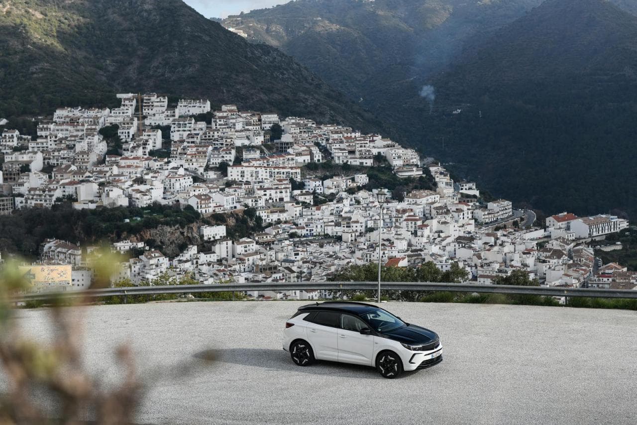 Cover Image for Opel Grandland GSe: Kraftvoller Plug-in-Hybrid auf Testfahrt