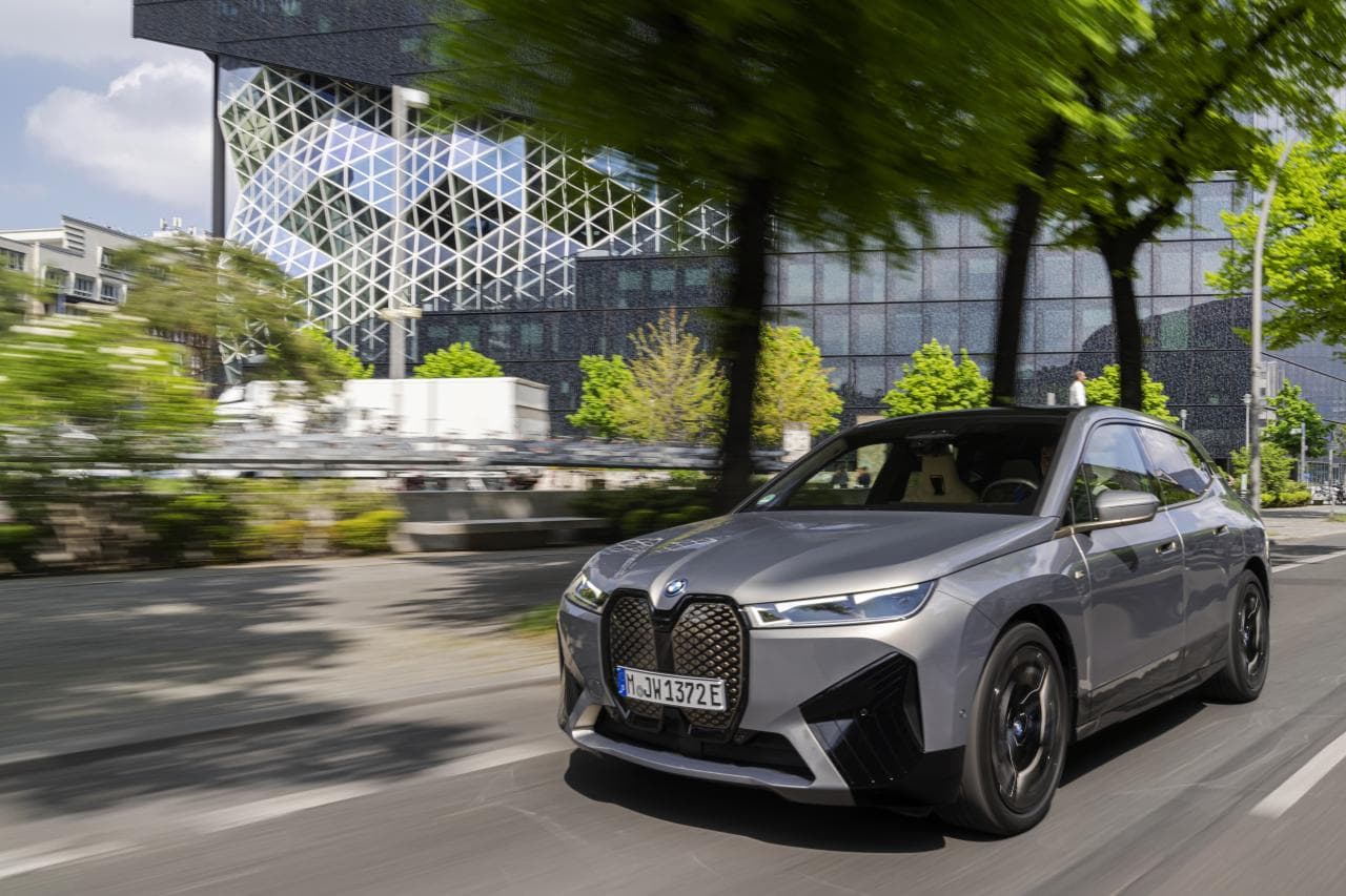 Cover Image for BMW optimiert beim BMW iX das Schnellladen