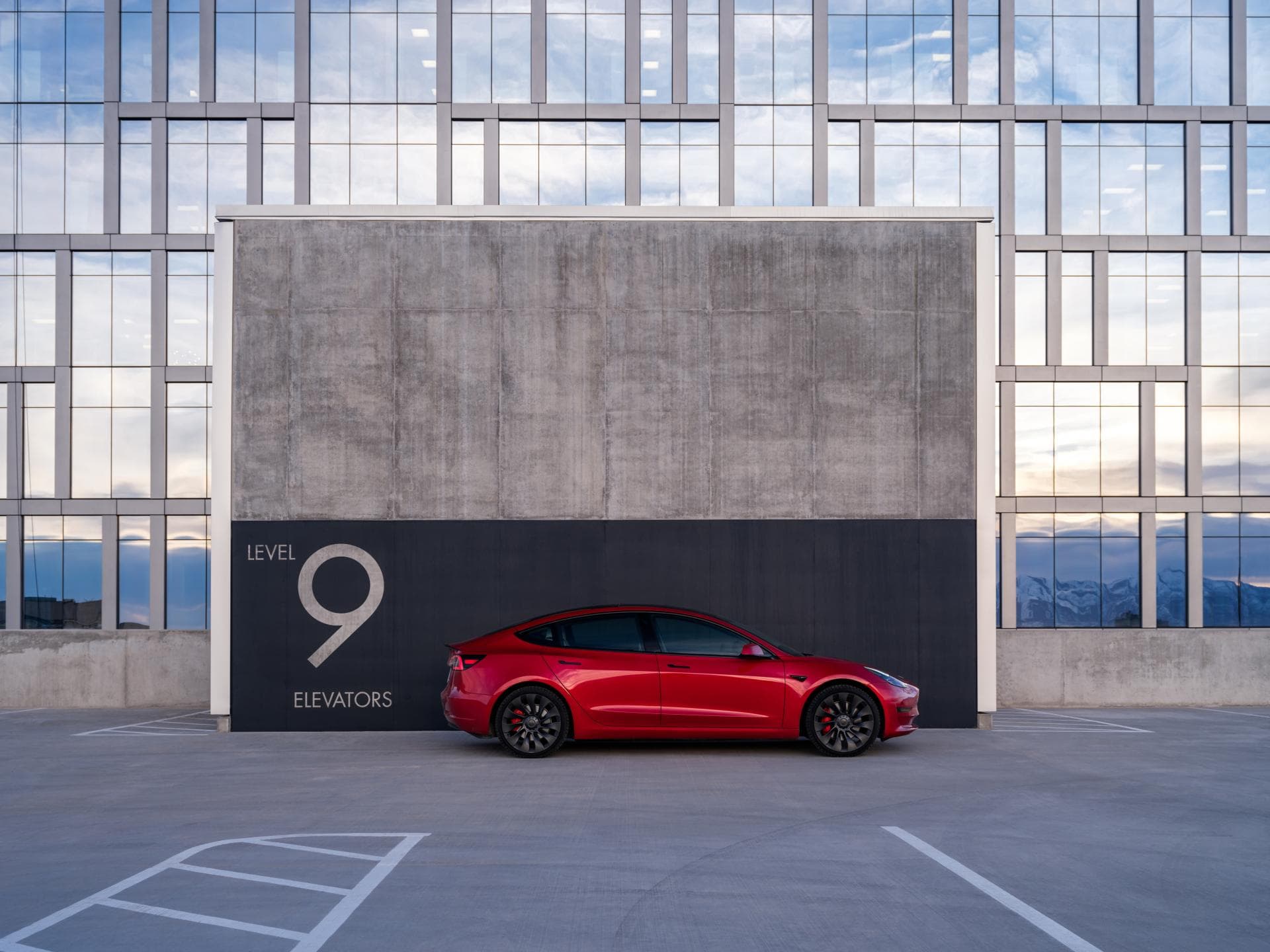 Cover Image for Tesla reduziert Preise abermals massiv – um bis zu 10.000 Euro