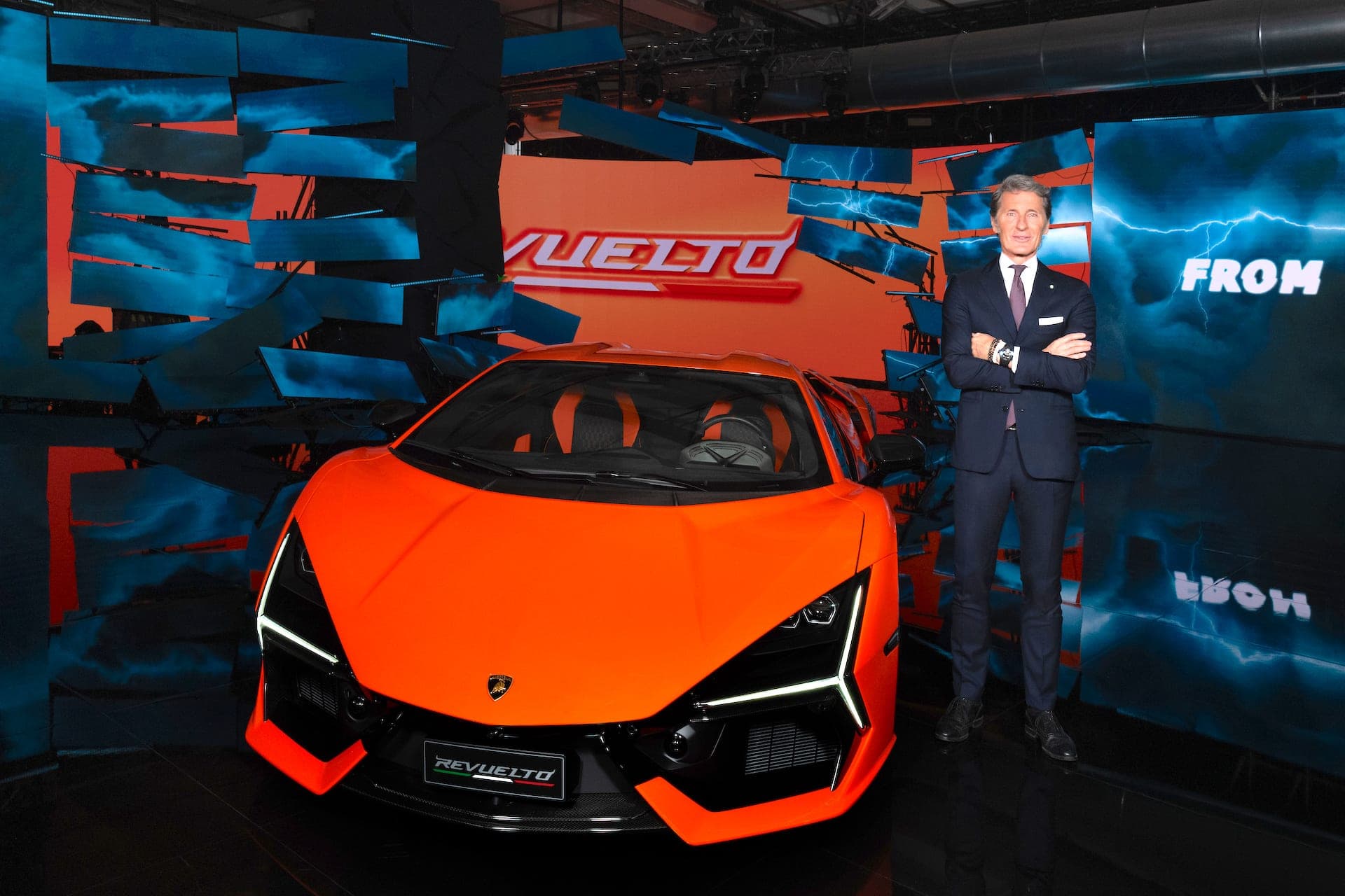 Cover Image for Lamborghini will Strom: CEO Winkelmann skeptisch gegenüber E-Fuels
