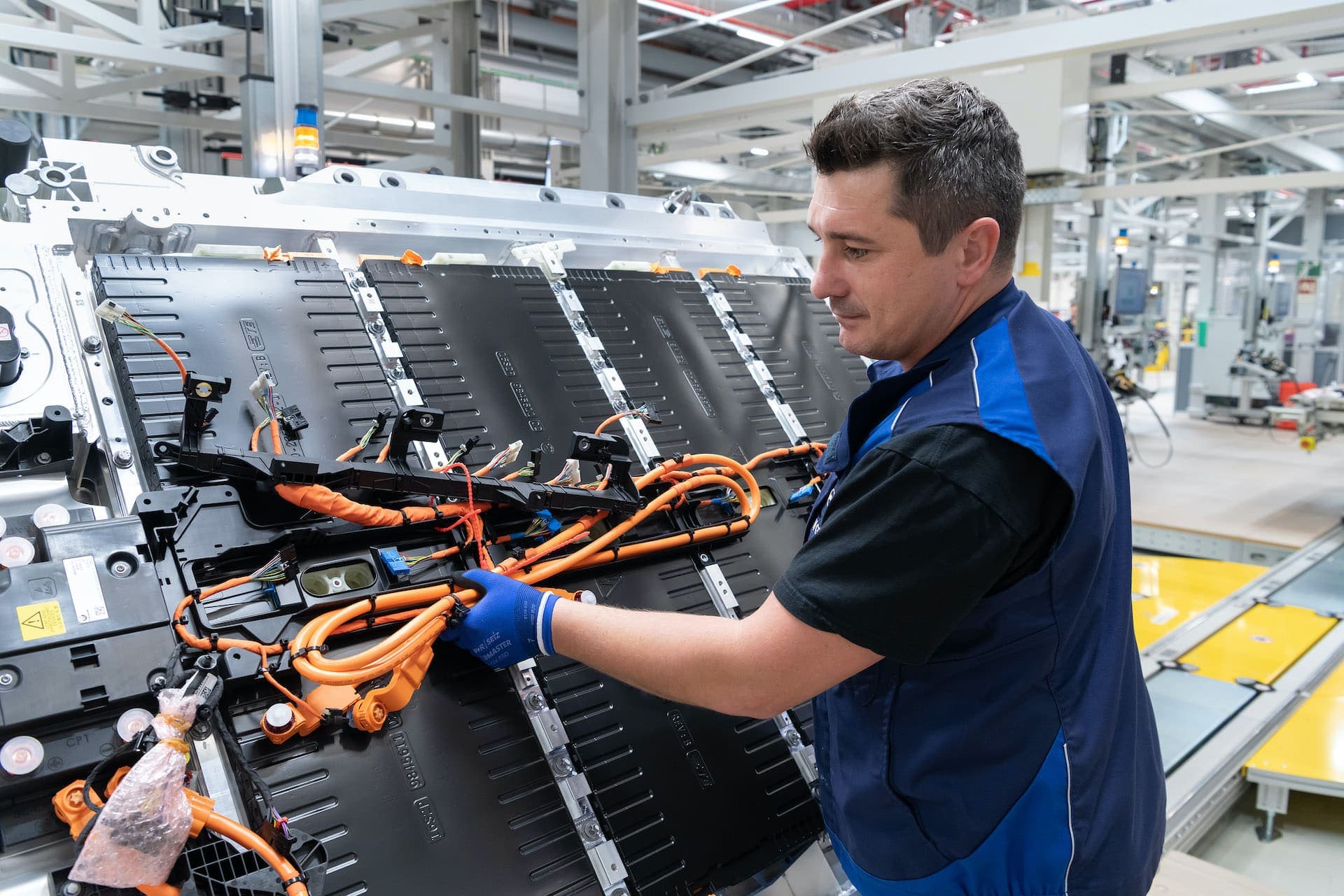 Cover Image for VDA-Chefin verteidigt E-Auto-Strategie der deutschen Hersteller