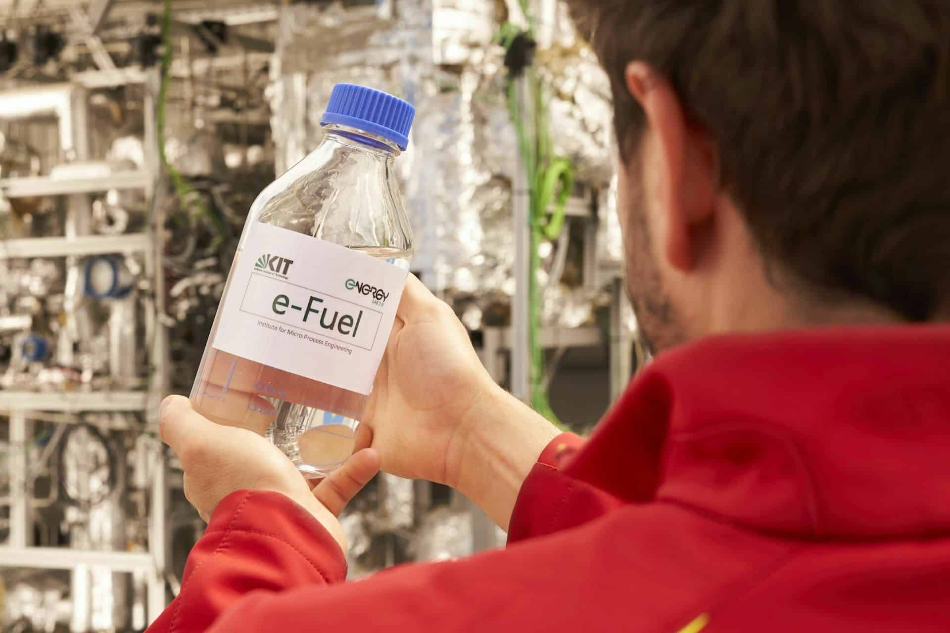 Cover Image for E-Fuels: Elektromobilitäts-Bremse oder sinnvoller Kraftstoff für die Zukunft?