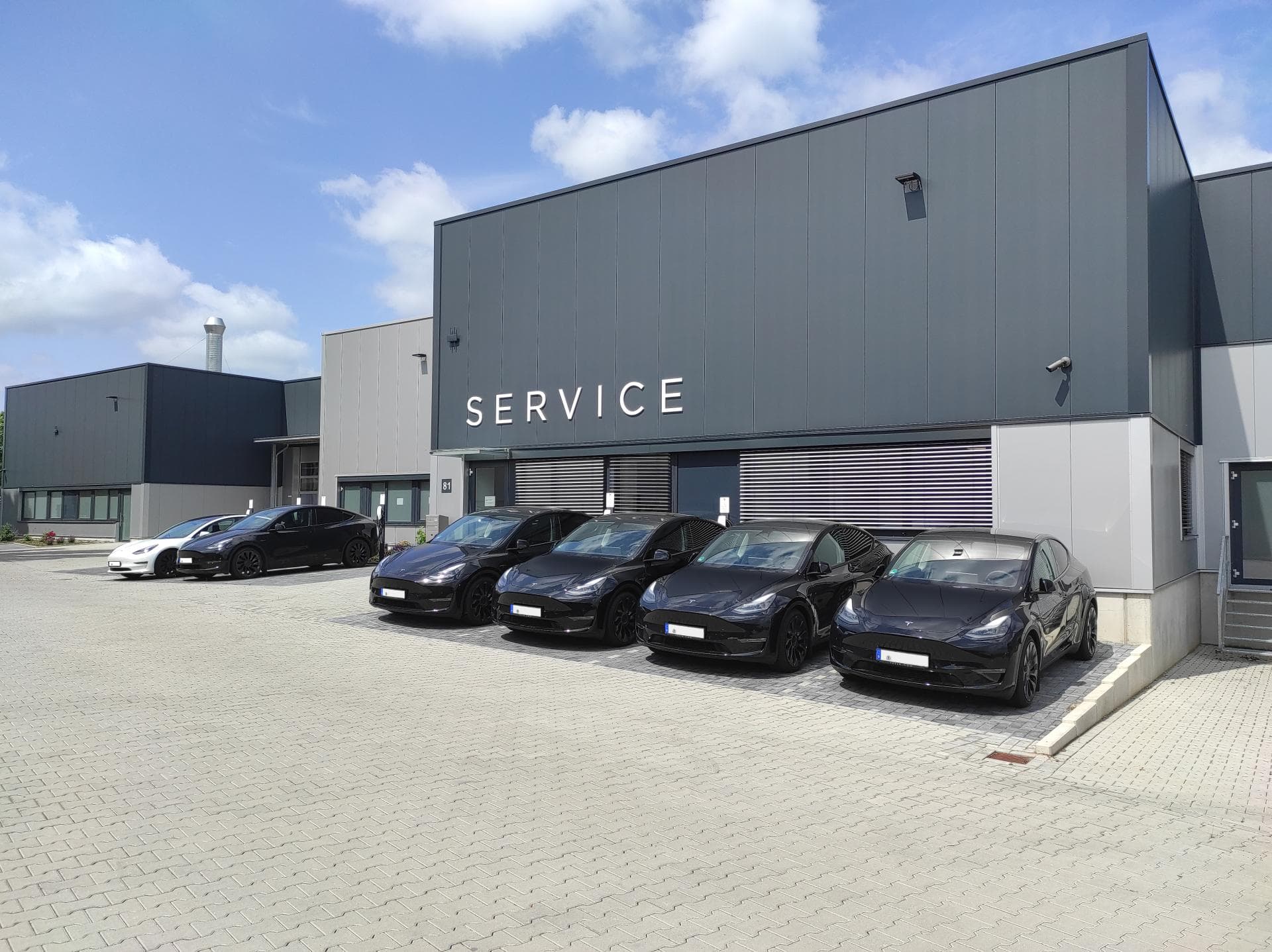 Cover Image for Premiere in Deutschland: Tesla eröffnet ersten Bodyshop