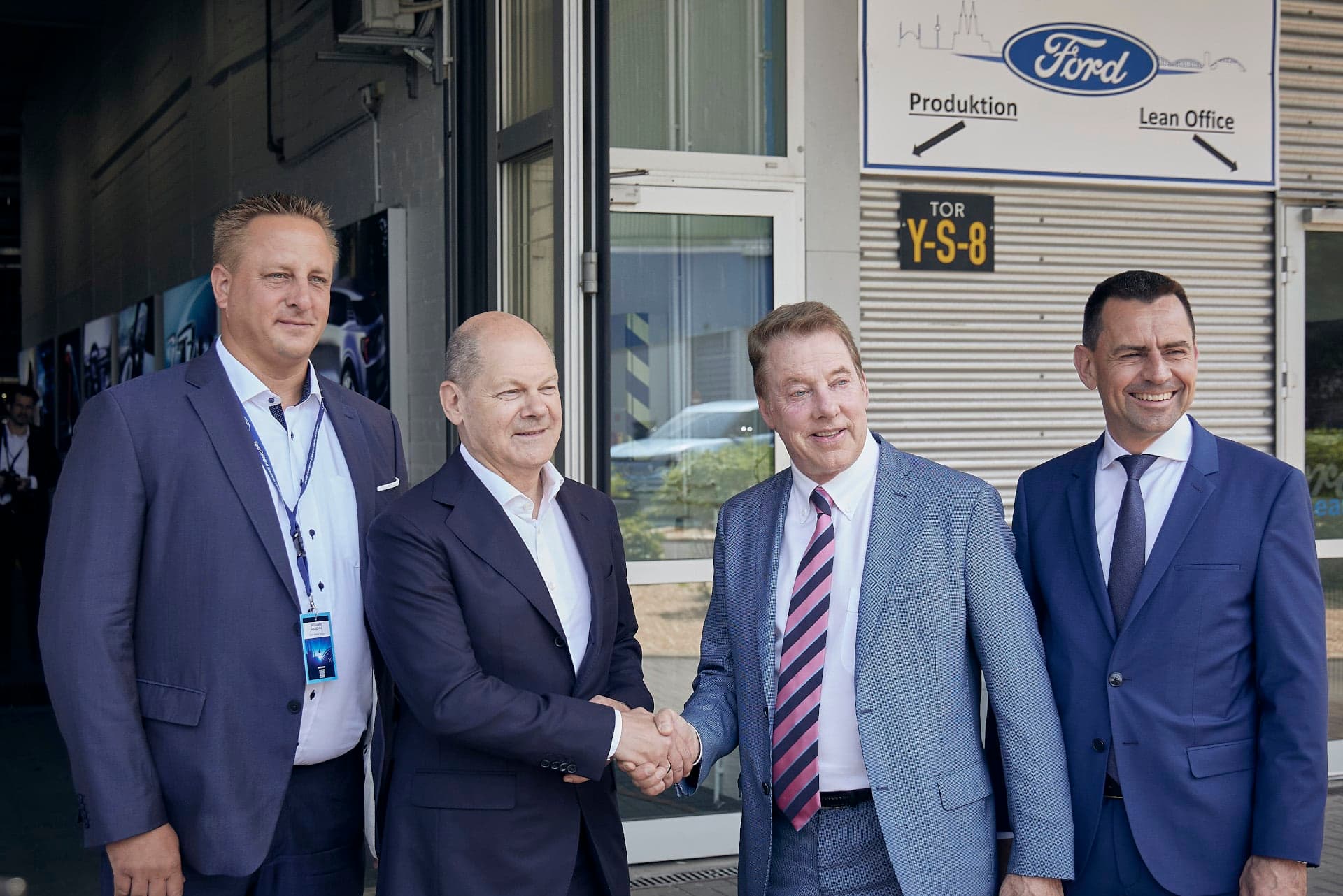 Cover Image for Ford eröffnet neues CO2-neutrales E-Auto-Werk in Köln