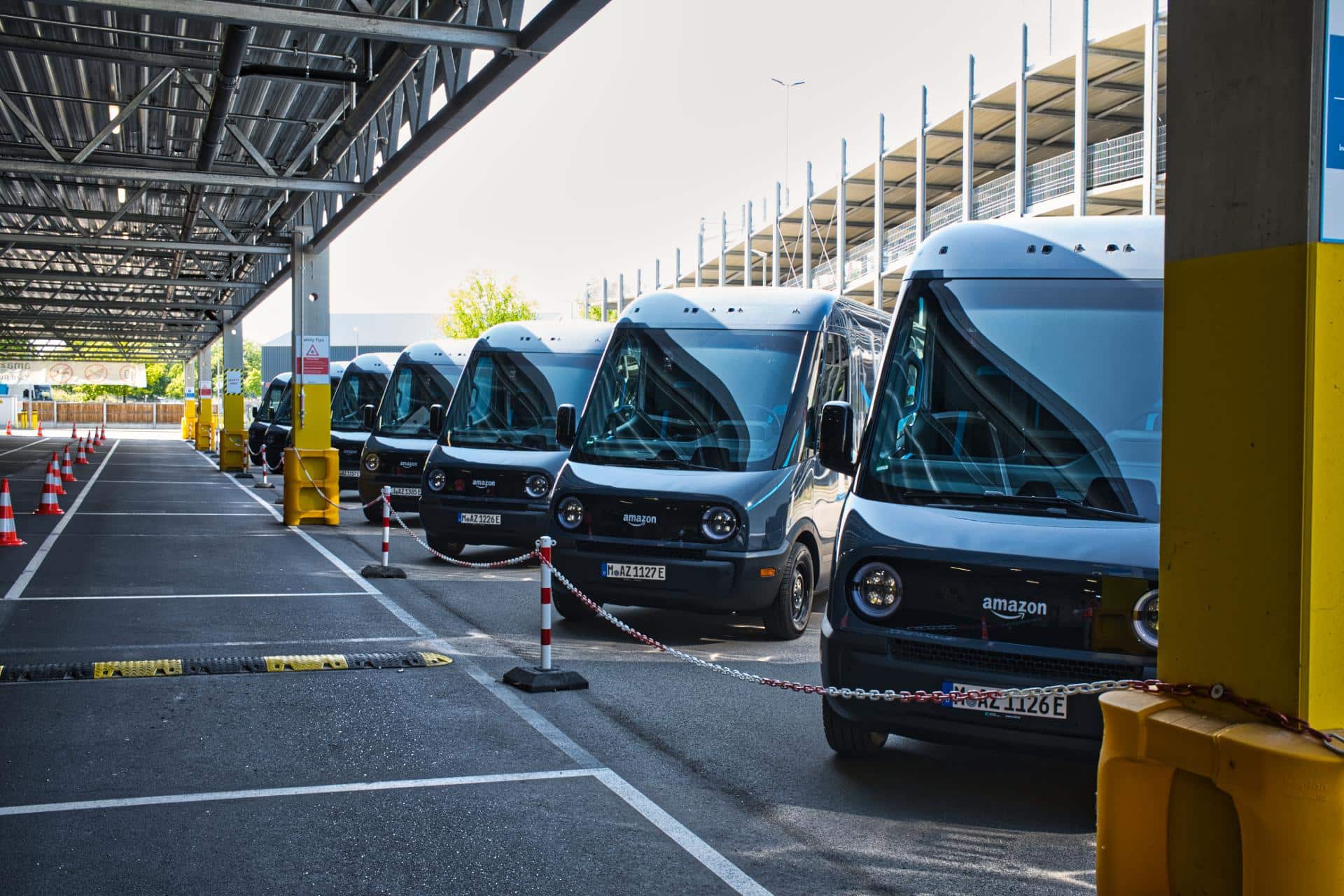 Cover Image for Amazons grüne Revolution: Rivian E-Transporter starten in Deutschland