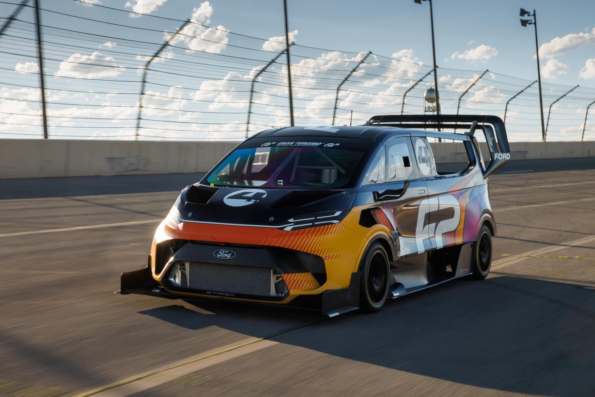 Cover Image for Goodwood Hillclimb: Fords schrulliger Elektro-Super-Van düpiert alle