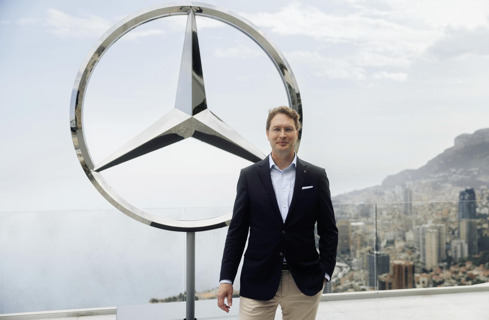 Cover Image for Mercedes: Händler fordern sofortige Kurskorrektur