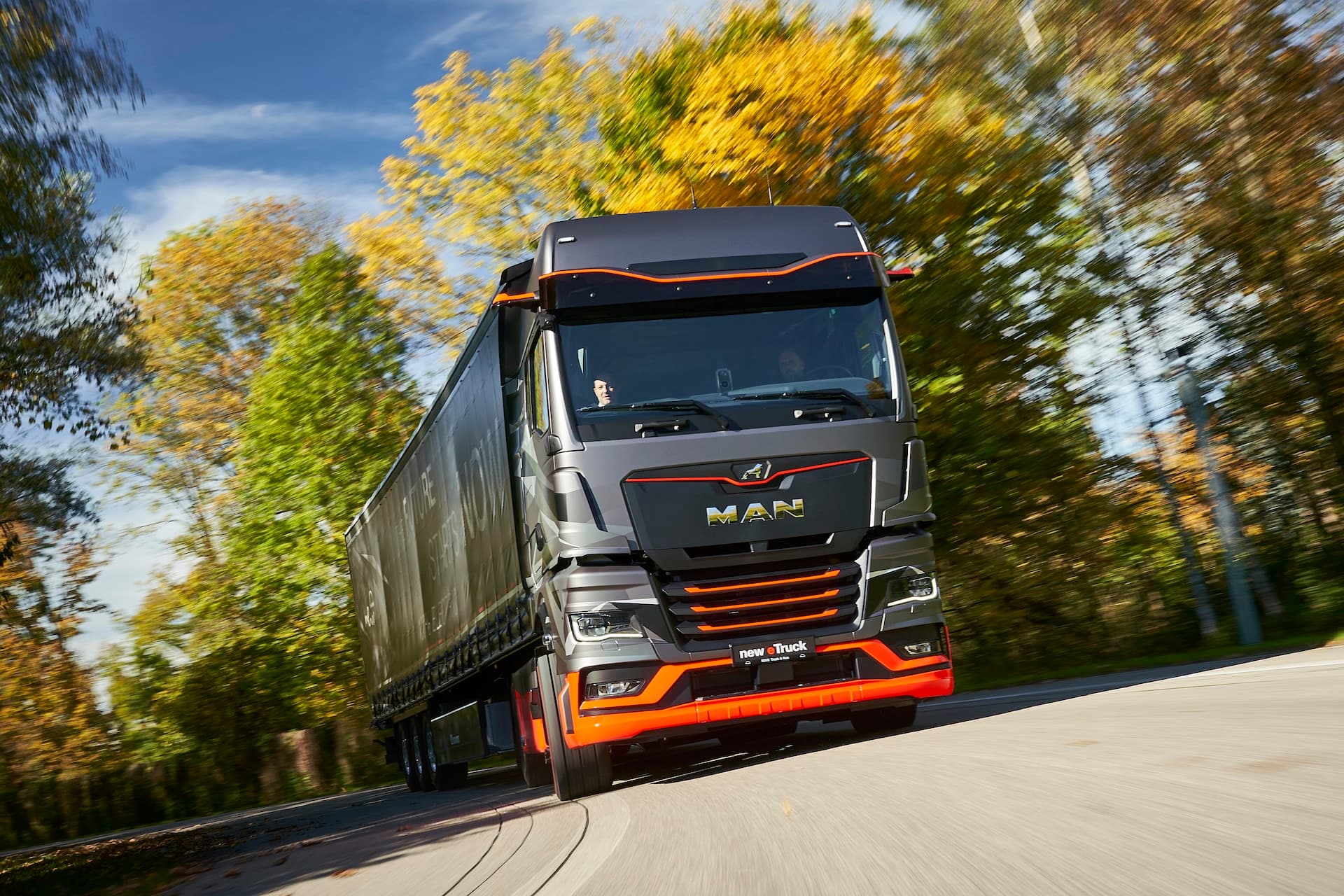 Cover Image for MAN bringt 2024 Elektro-Lkw für den Fernverkehr