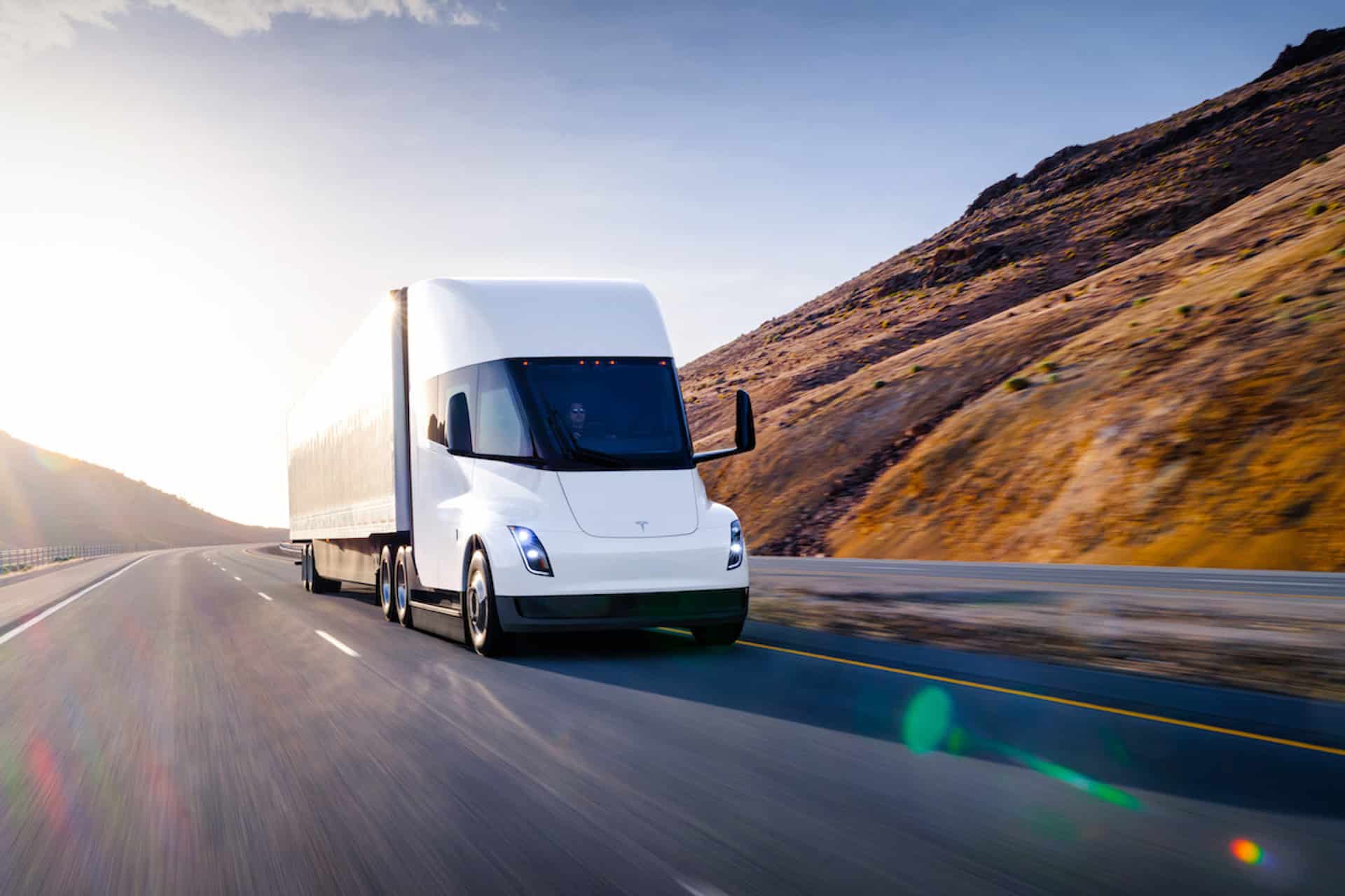 Cover Image for Elektro-Lkw Tesla Semi: Und er kommt doch