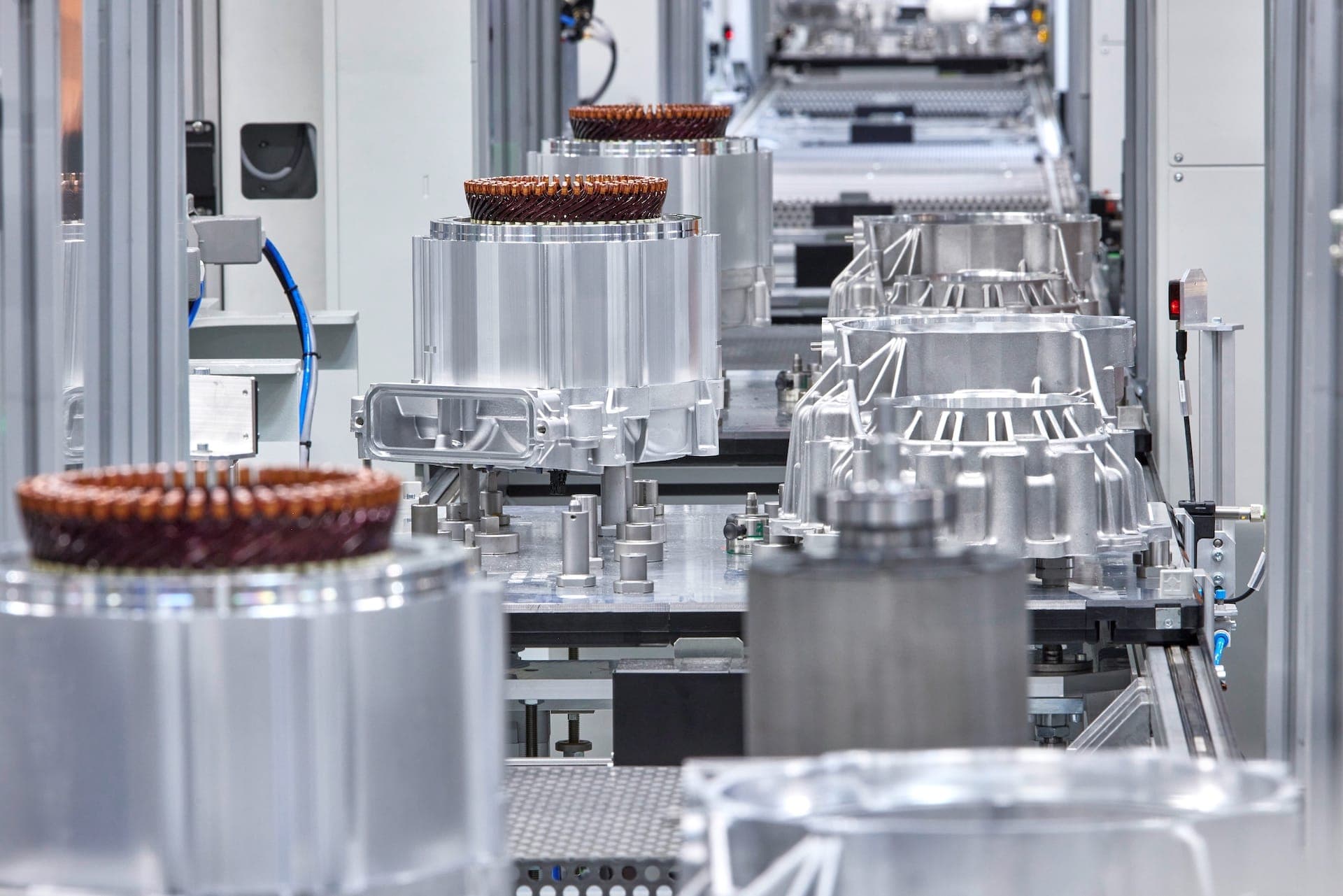 Cover Image for Bosch startet Fertigung von 800-Volt-Technik für E-Autos