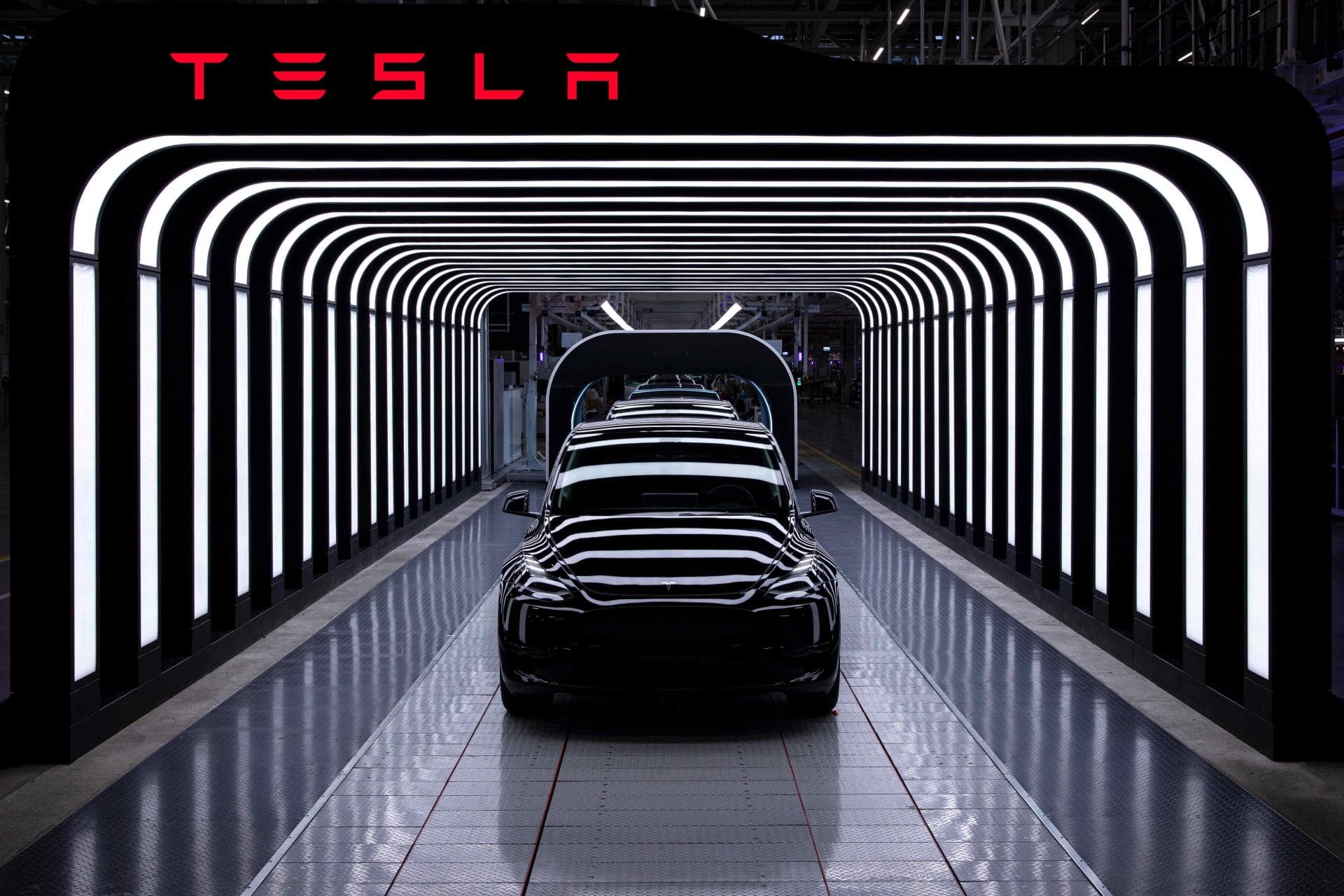 Cover Image for Gerüchte: Tesla schürt Spekulationen über Entlassungswelle