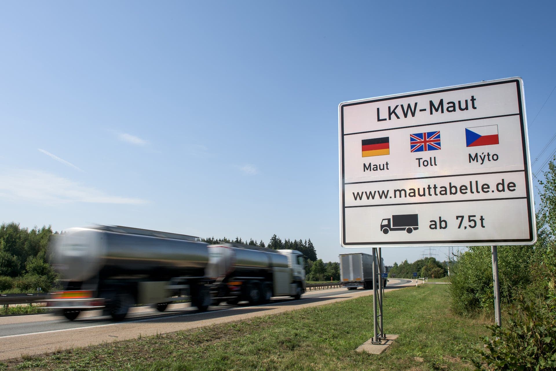 Cover Image for Nun mit CO2-Gebühr: Bundestag beschließt Ausweitung der Lkw-Maut