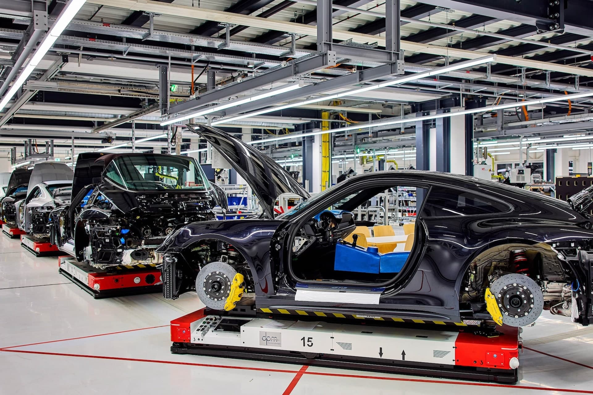 Cover Image for Antriebswende: Porsche bereitet Produktion in Zuffenhausen für E-Autos vor