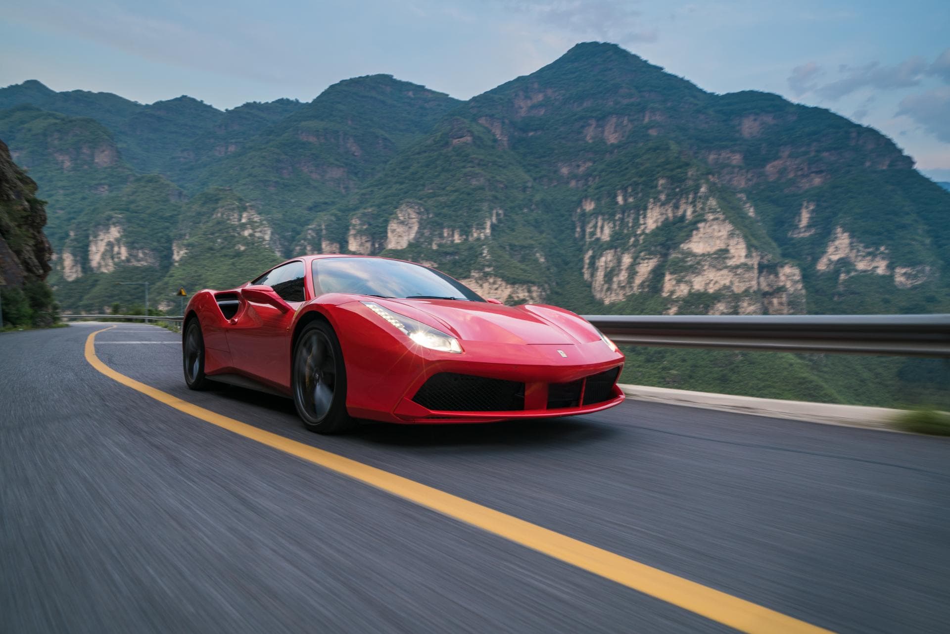 Cover Image for Ferrari: E-Auto-Entwicklung schreitet schnell voran