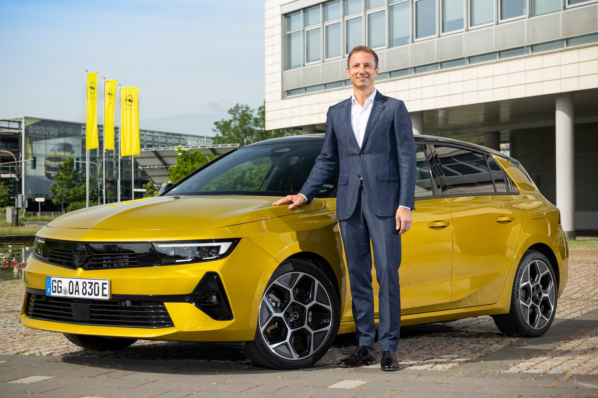 Cover Image for Opel-CEO: „Müssen es schaffen, E-Autos günstiger zu produzieren“