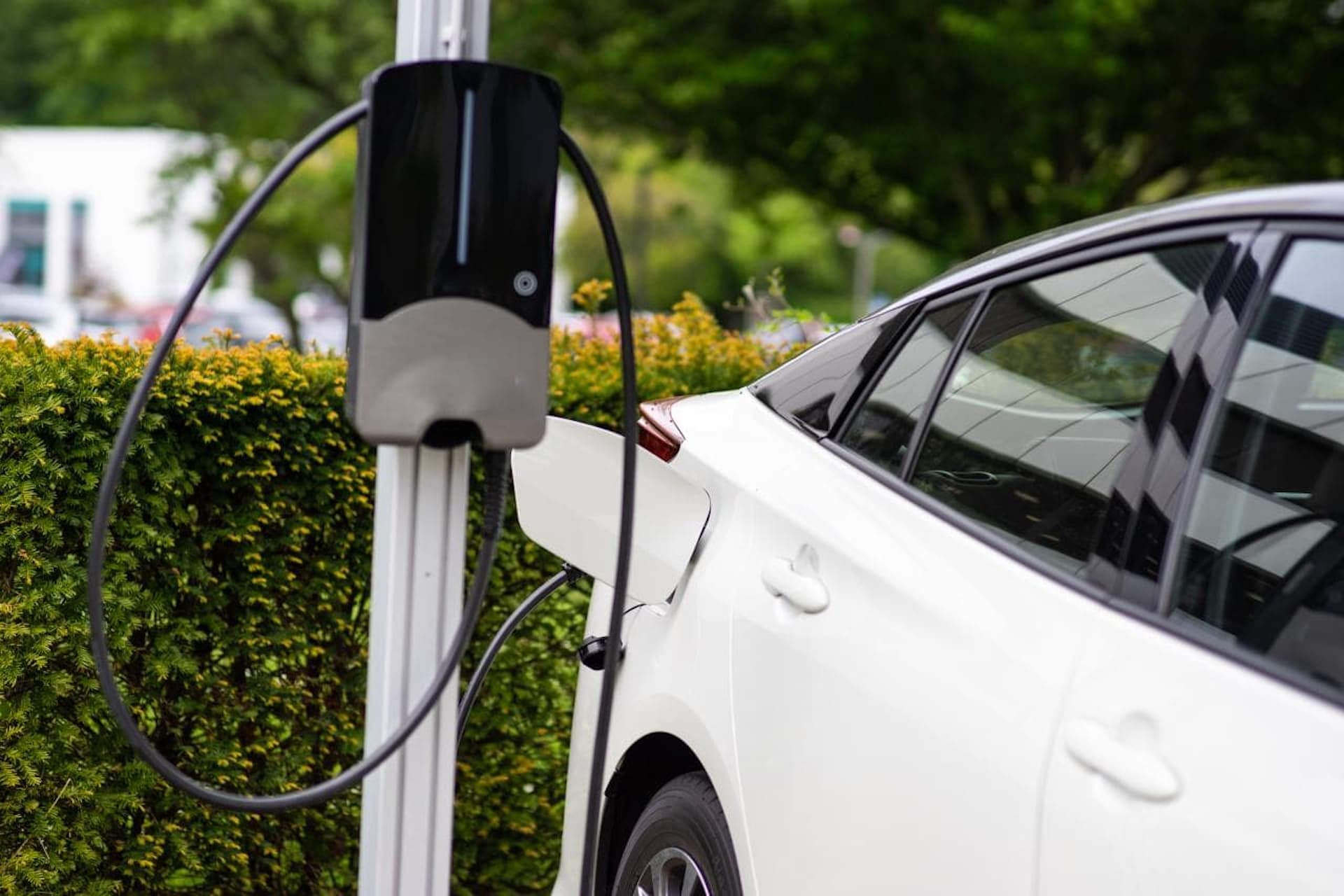 Cover Image for Scharfe Kritik am abrupten Ende der E-Auto-Prämie