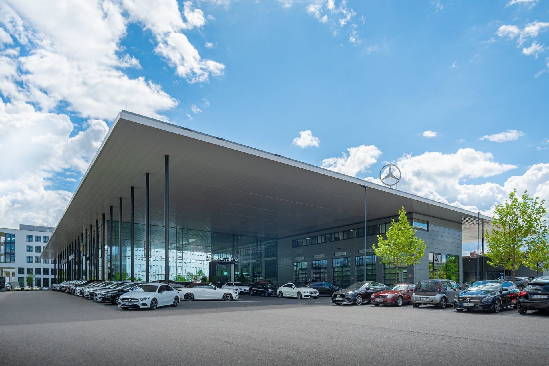 Cover Image for Alle müssen raus: Mercedes will eigene Autohäuser in Deutschland verkaufen