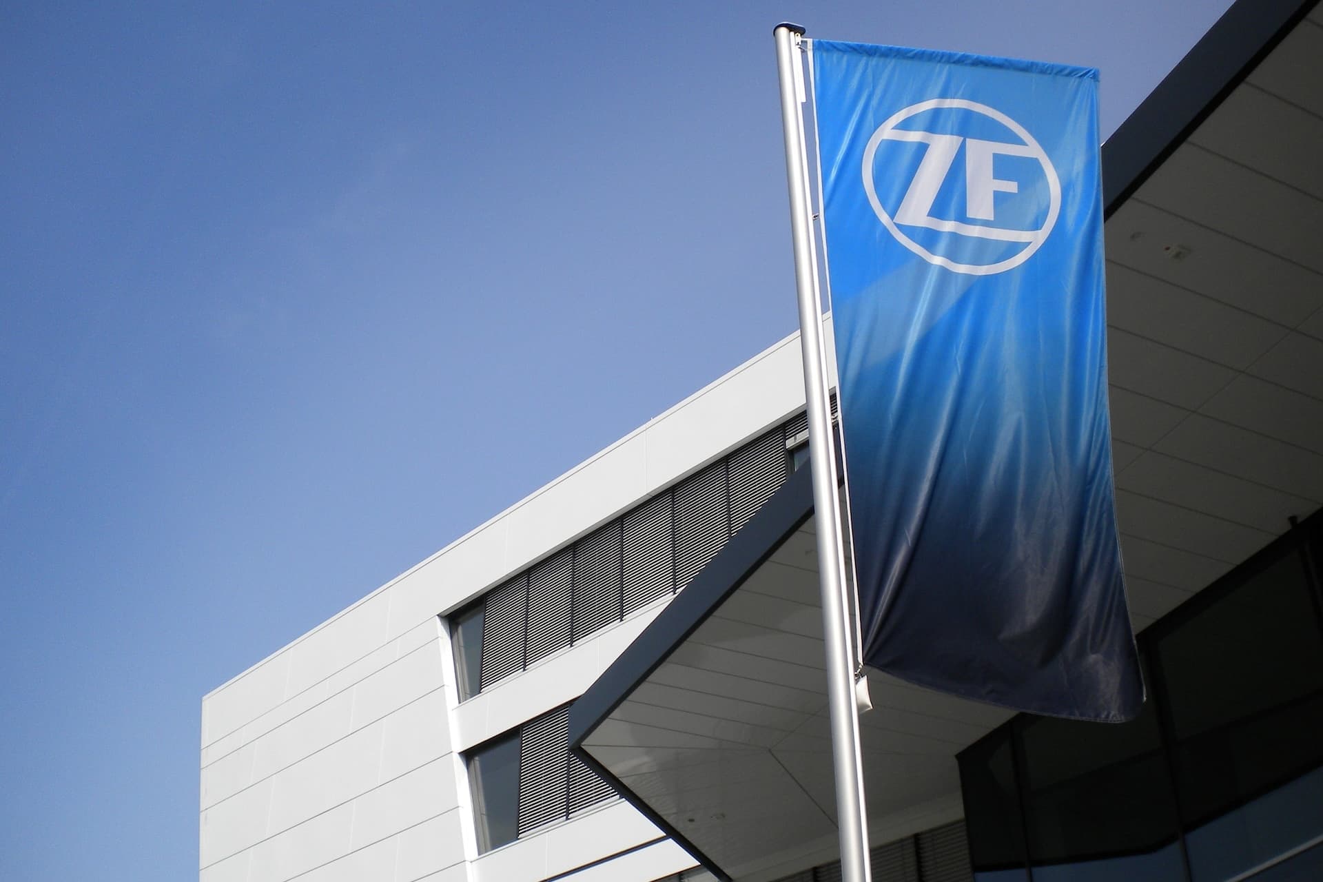 Cover Image for Zulieferer ZF will bis zu 14.000 Stellen streichen