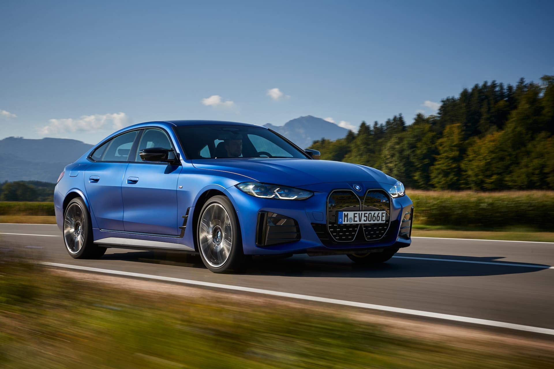 Cover Image for Duell der E-Limousinen: BMW i4 gegen Polestar 2