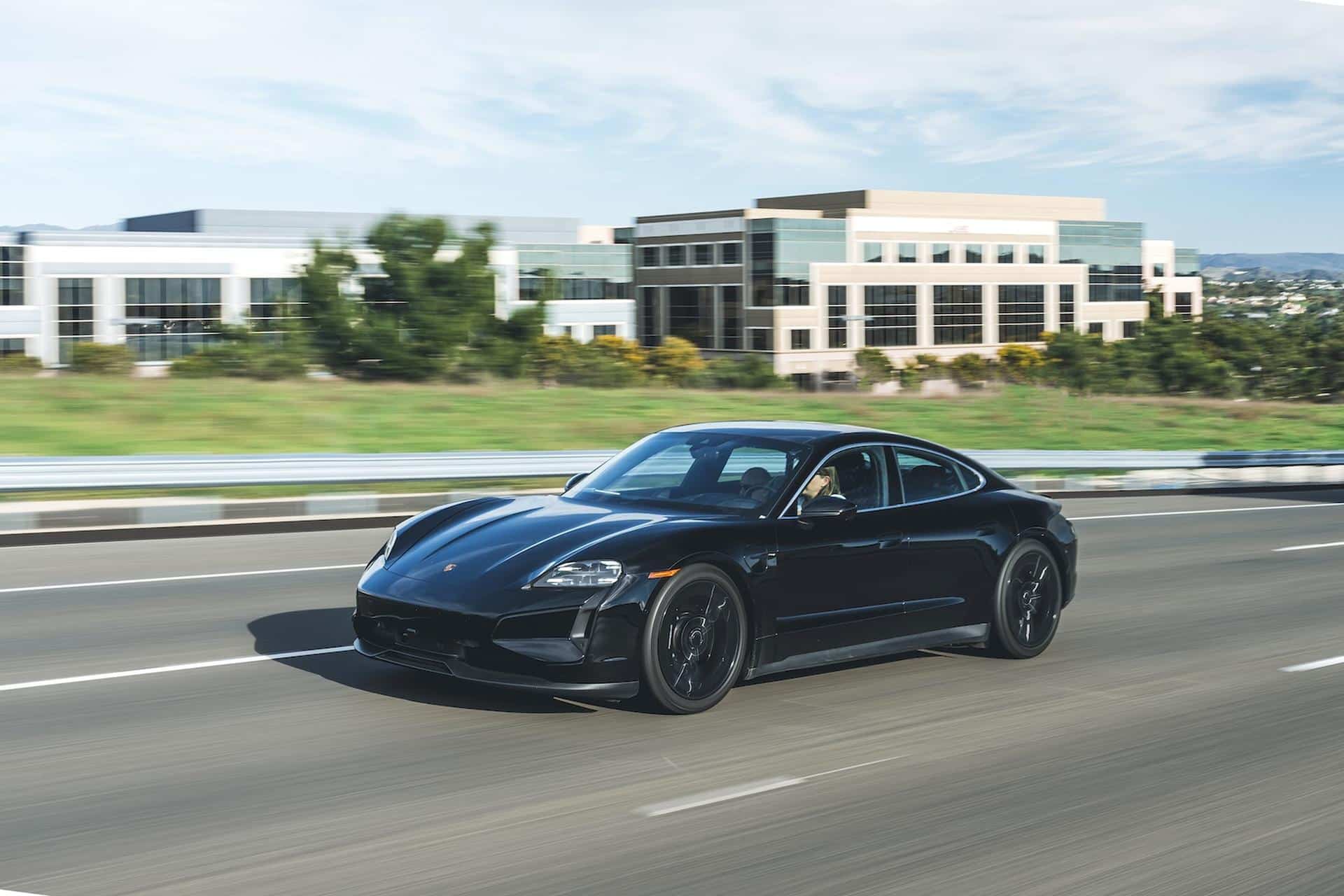 Cover Image for Neuer Porsche Taycan kommt weiter und lädt schneller