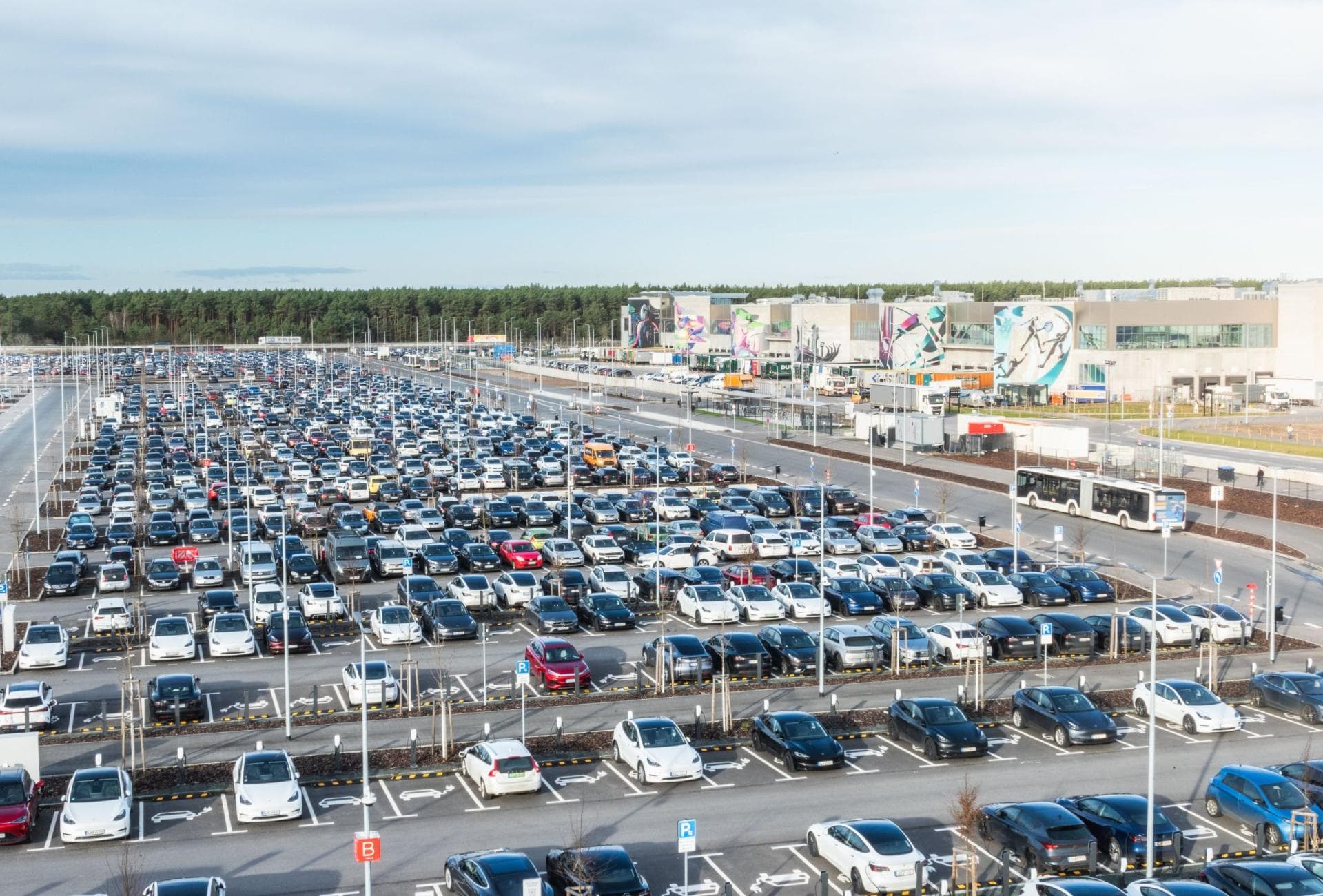 Cover Image for Grünheide: Tesla Berlin erhält 500+ kostenlose Ladepunkte
