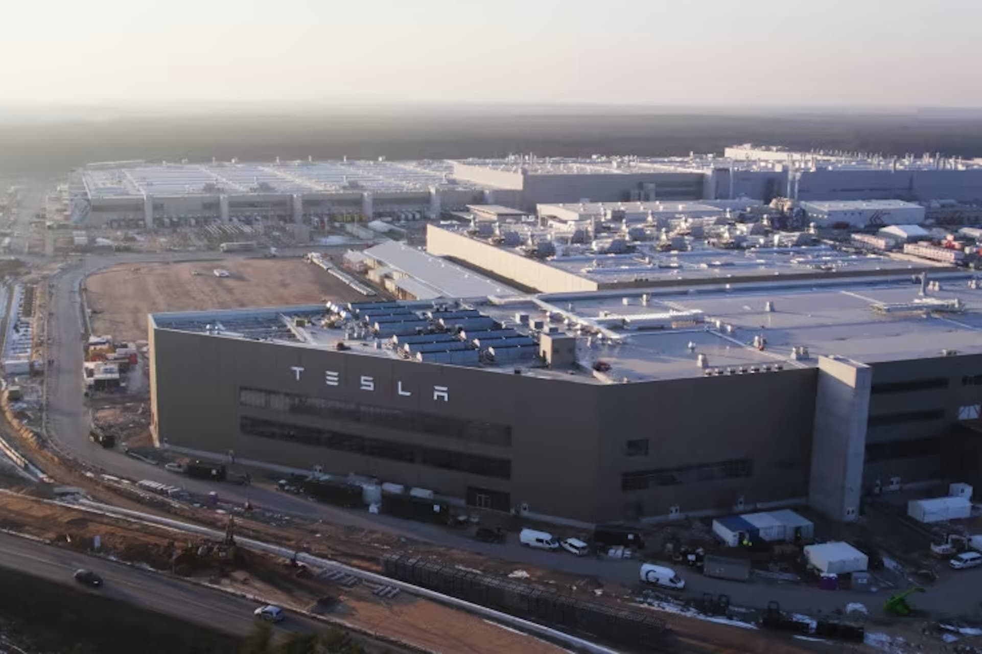 Cover Image for Tesla schiebt Ausbau auf: Zeitplan für Grünheide unklar
