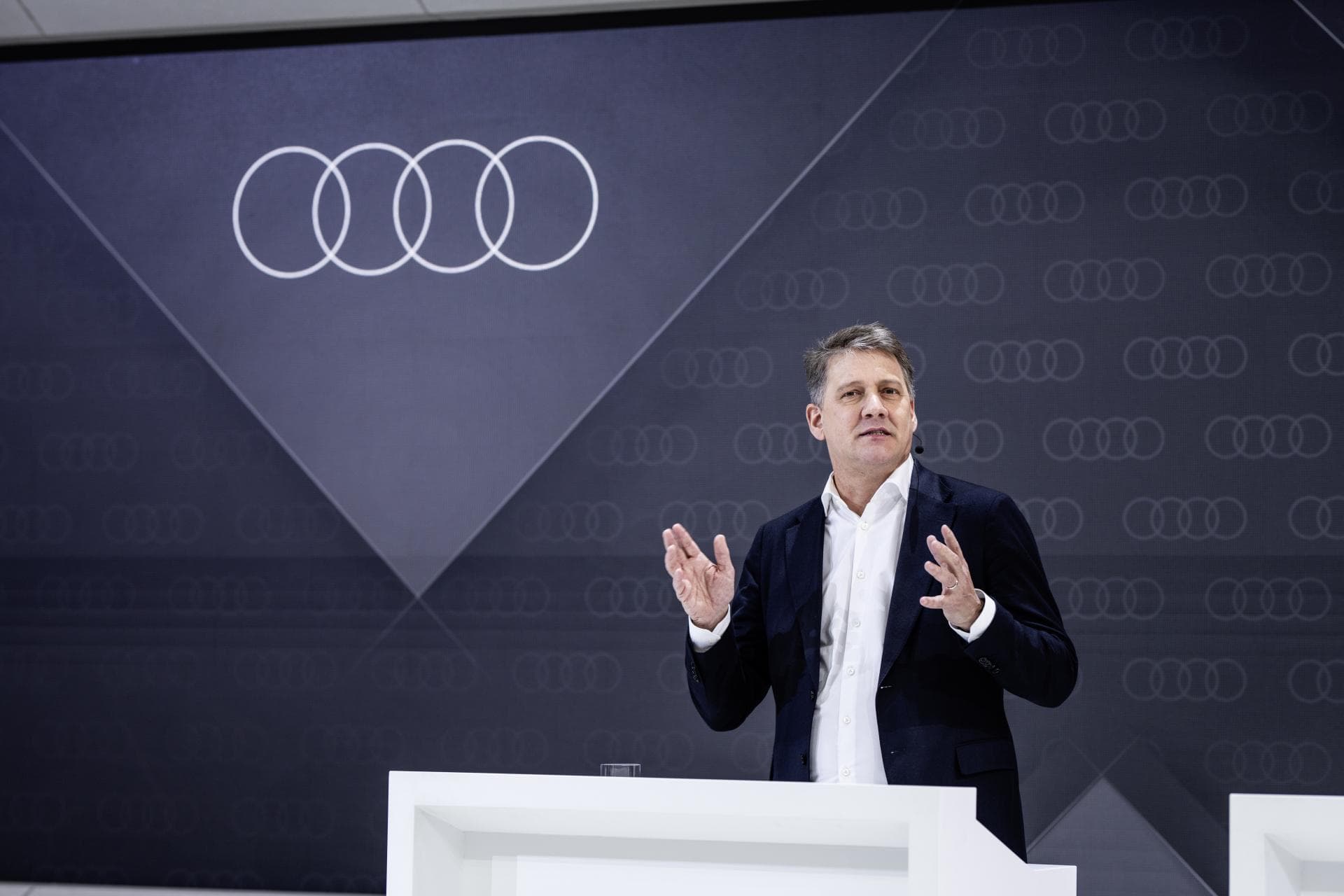 Cover Image for Audi behält sich Flexibilität bei E-Auto-Umstieg vor
