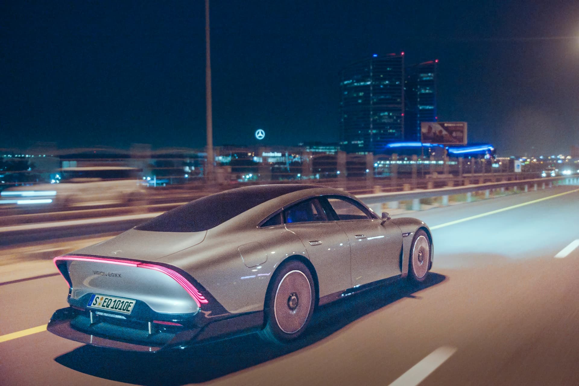 Cover Image for Mercedes-Benz Vision EQXX fährt Langstrecke mit 7,4 kWh Stromverbrauch