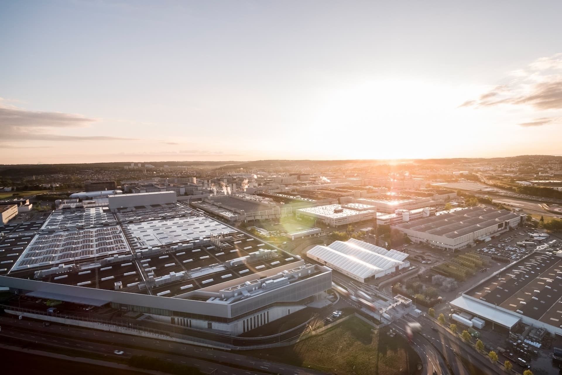 Cover Image for Mercedes-Benz: Personalabbau drückt den Gewinn